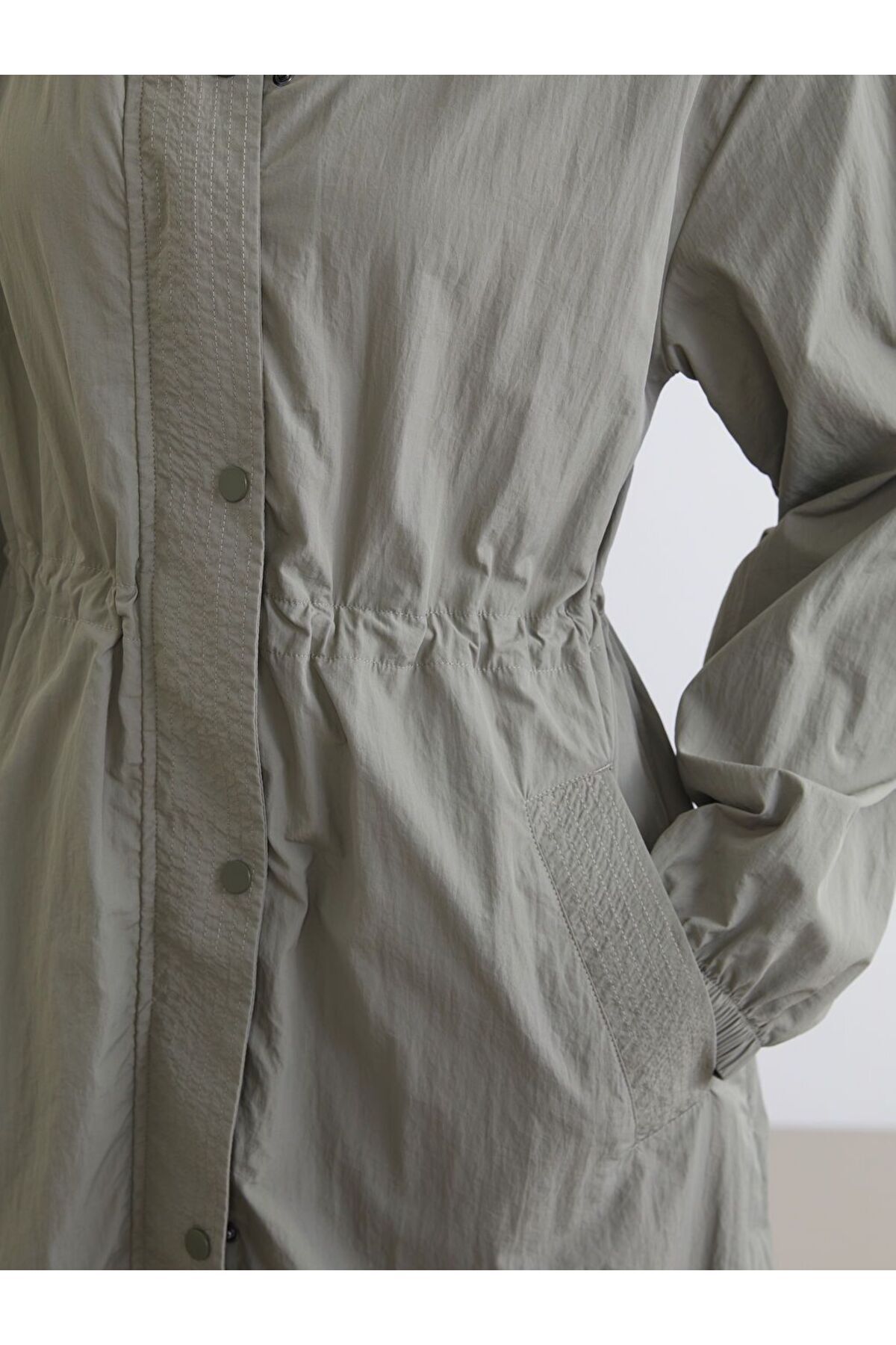 LC Waikiki  Kapüşonlu Kadın Yağmurluk - Görsel 3