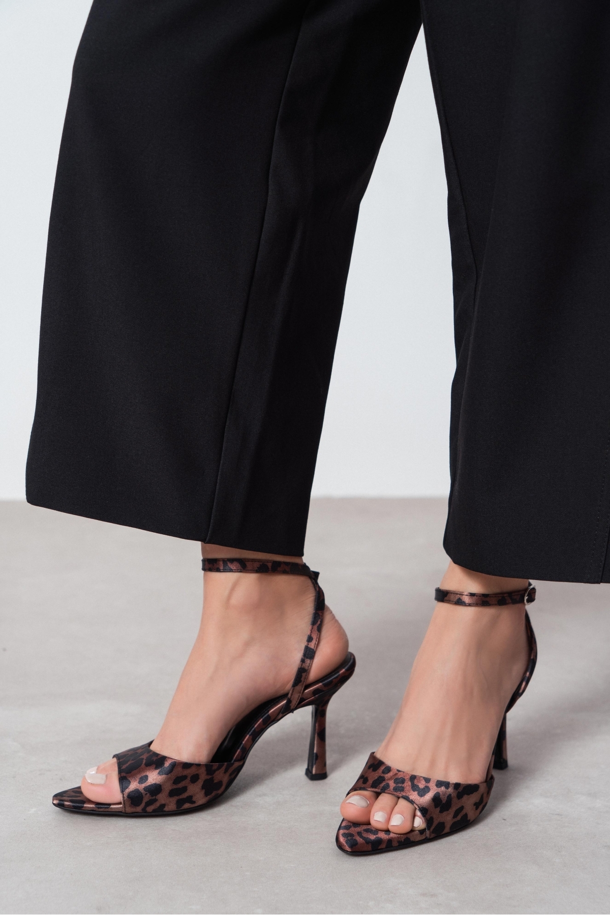 حذاء نسائي بكعب رفيع من Meyz Leopard Satin مزود بح...