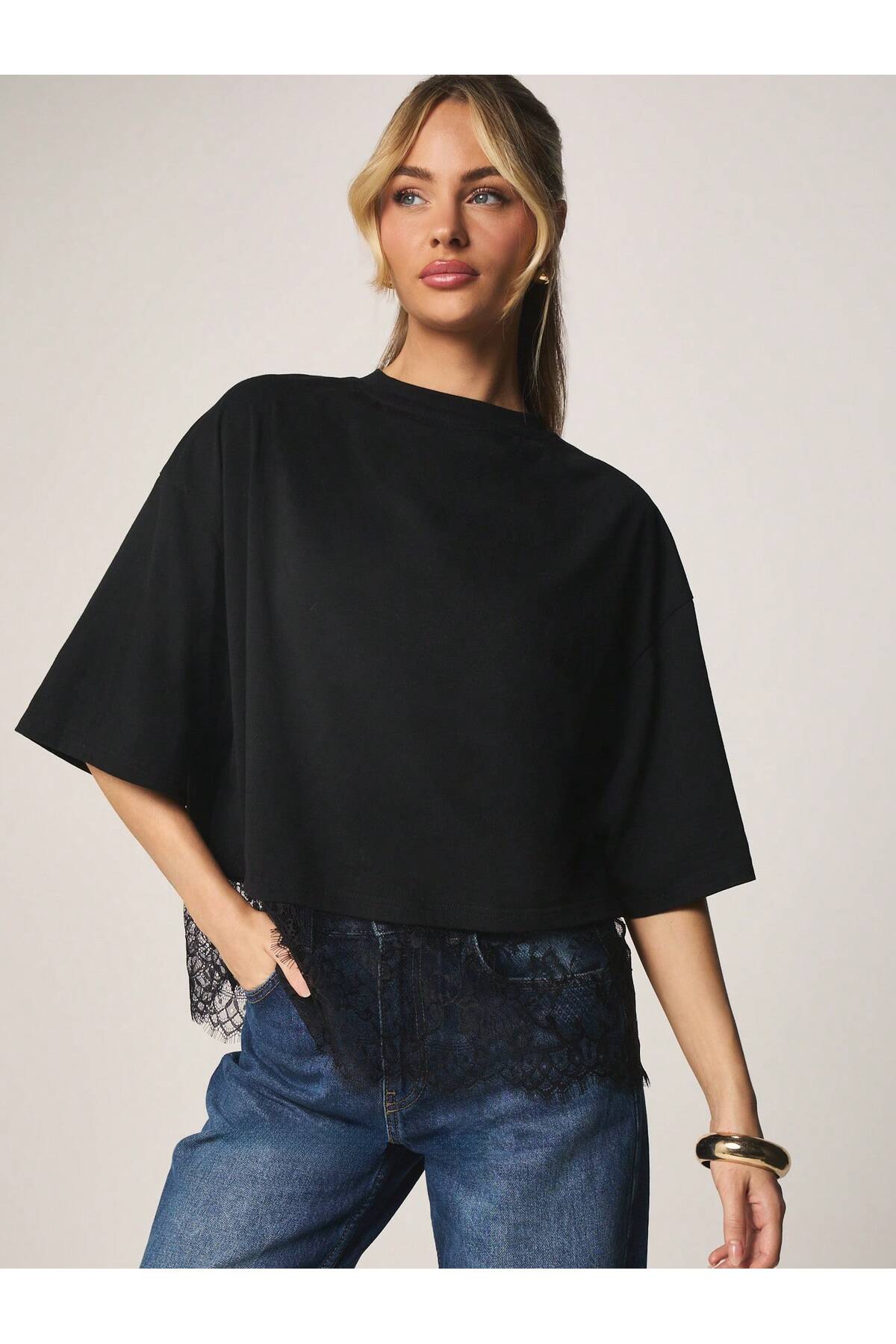 WEEST MODA Μαύρο κοντομάνικο μπλουζάκι με λαιμόκοψη ουράλιστρο και δαντελένια...