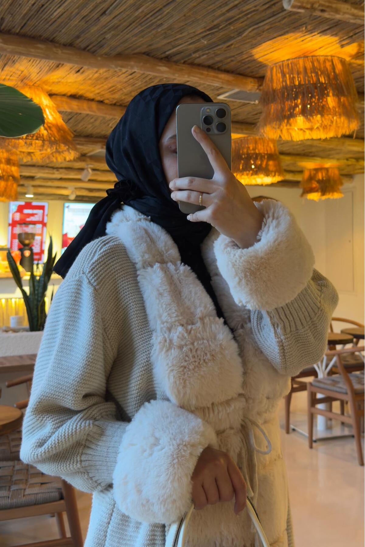 Tuba Sözen uzun kürk detaylı hırka görsel 2