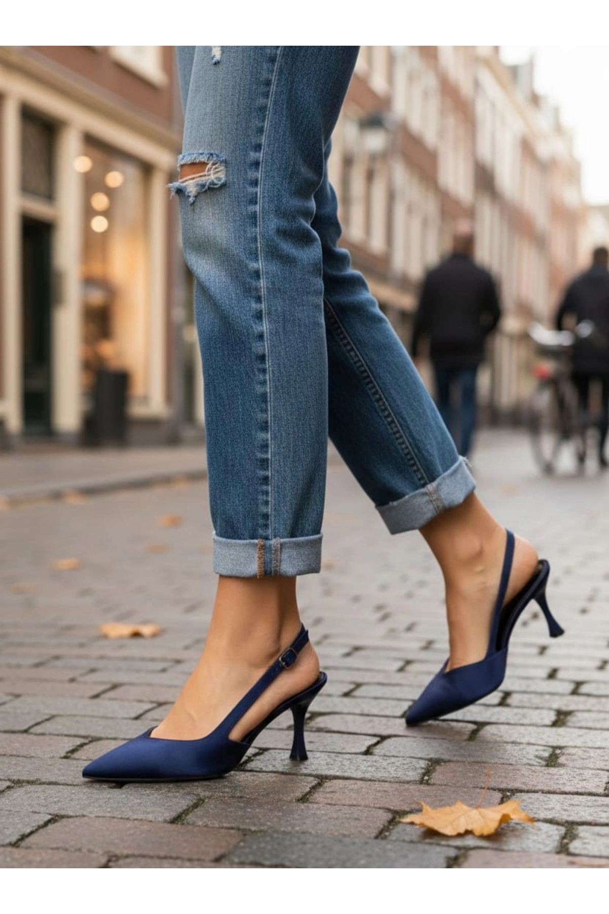 حذاء نسائي أنيق من الساتان باللون الأزرق الداكن بك...