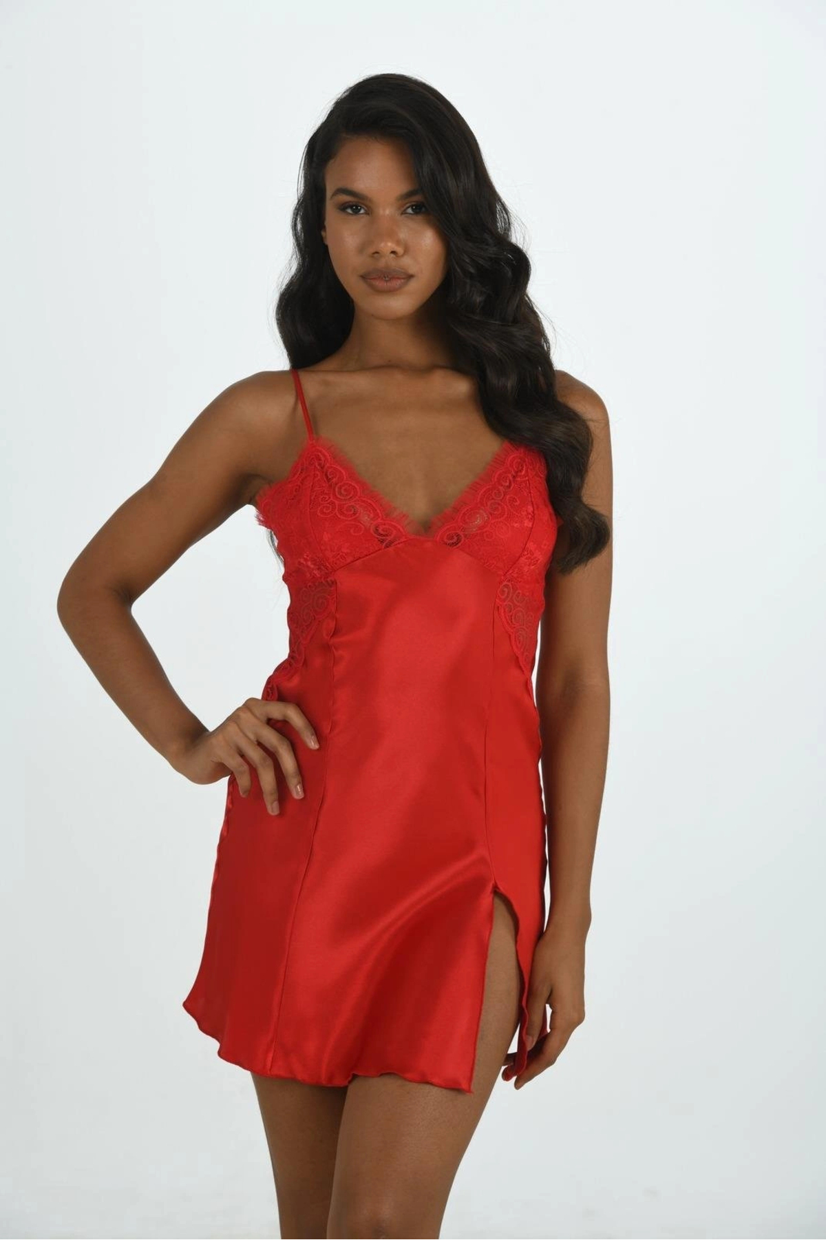 Primoda Kadın İp Askılı Saten Kumaş Dantel Detaylı Yırtmaçlı Mini Kırmızı Gecelik