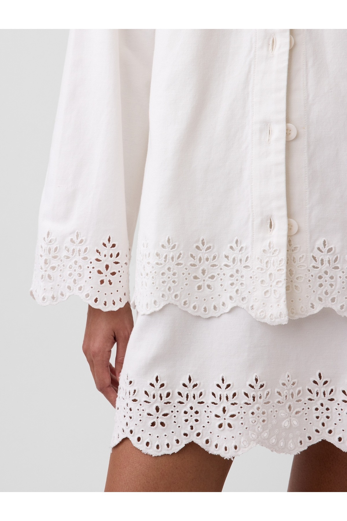 GAP  Kadın Beyaz Eyelet Hem Relaxed Gömlek Ceket - Görsel 3