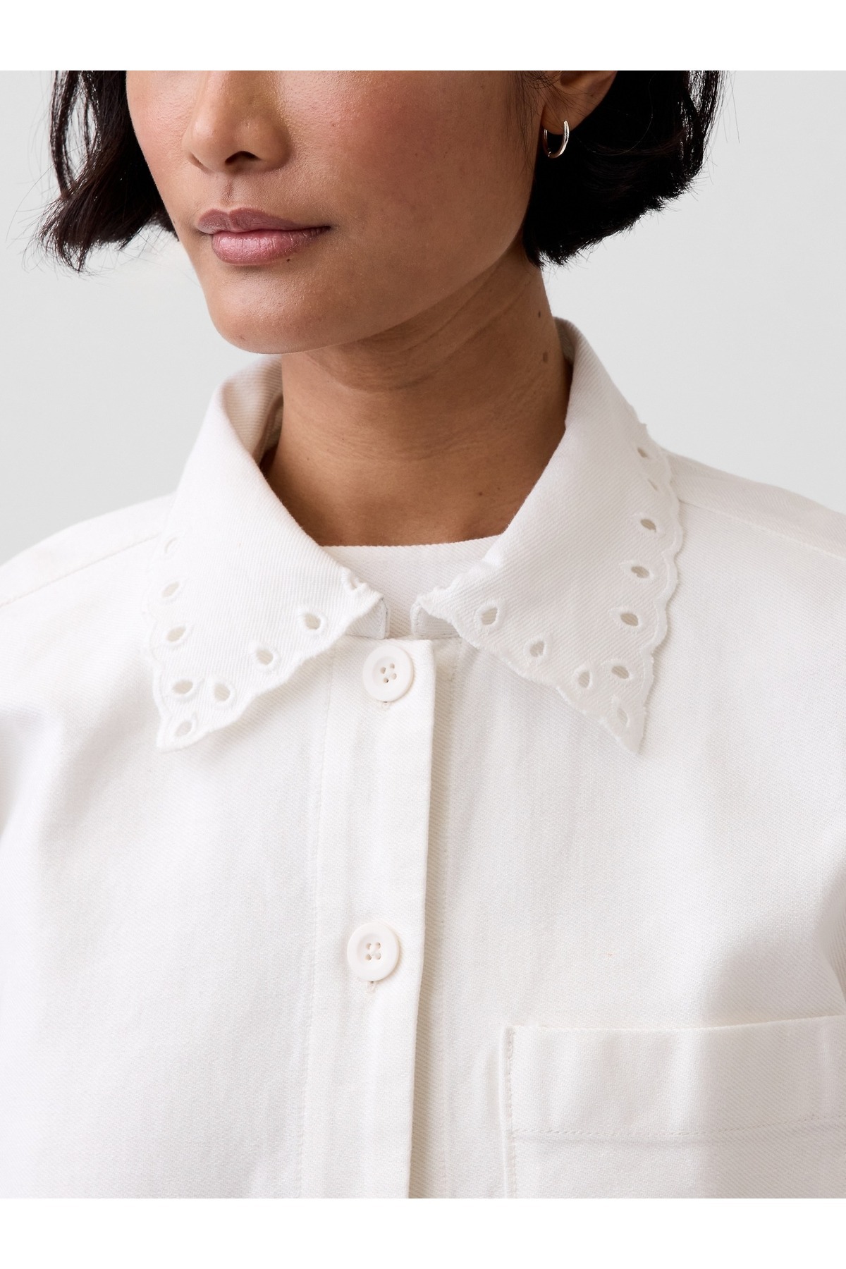 GAP  Kadın Beyaz Eyelet Hem Relaxed Gömlek Ceket - Görsel 2