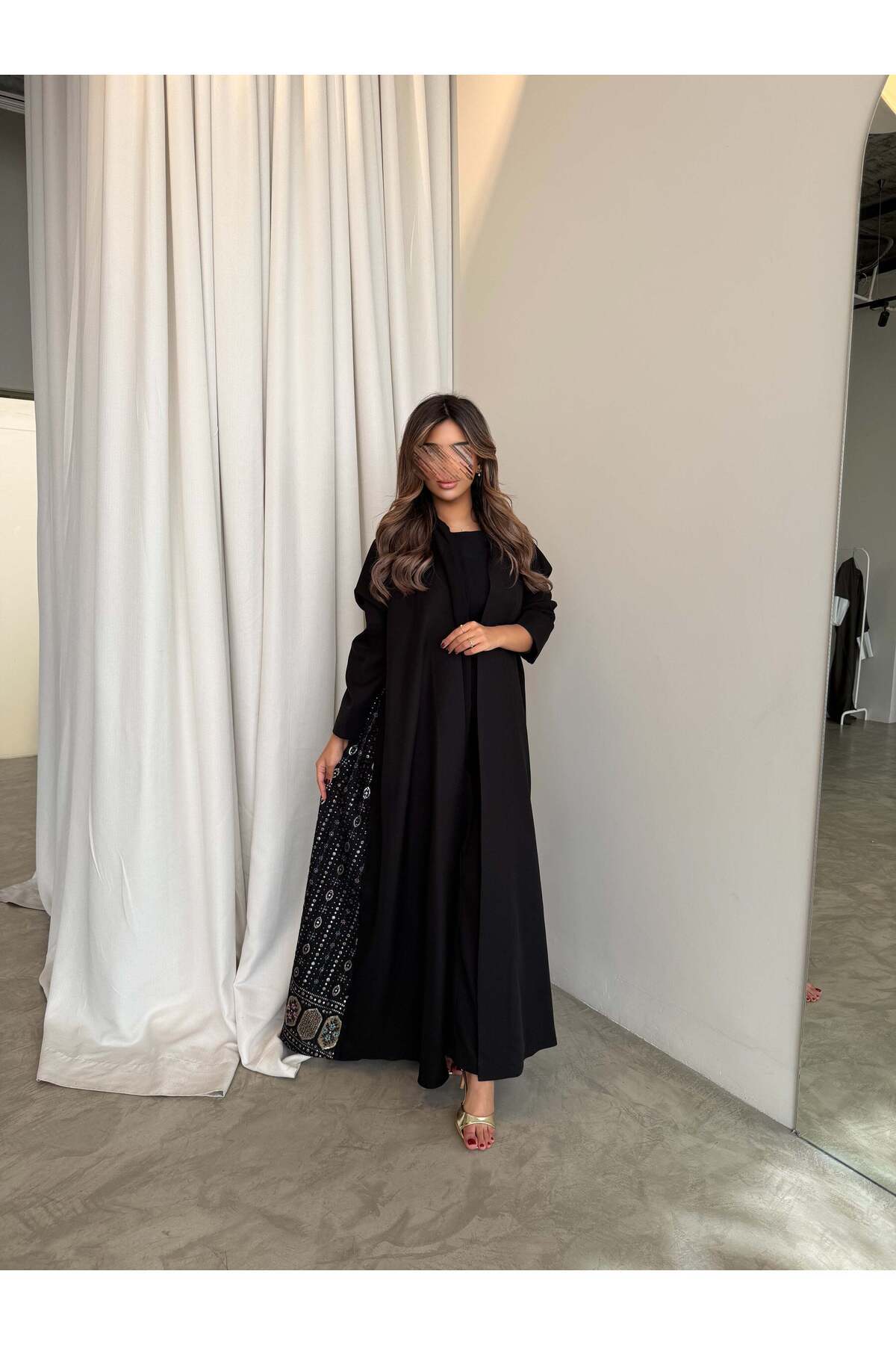 - عبايه بتدخيله لنن تطريز بالجنب