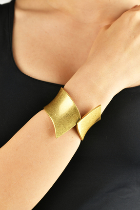 Mijoya Helenistik Seri Gold Renk Çapraz Geçmeli Kelepçe Bileklik