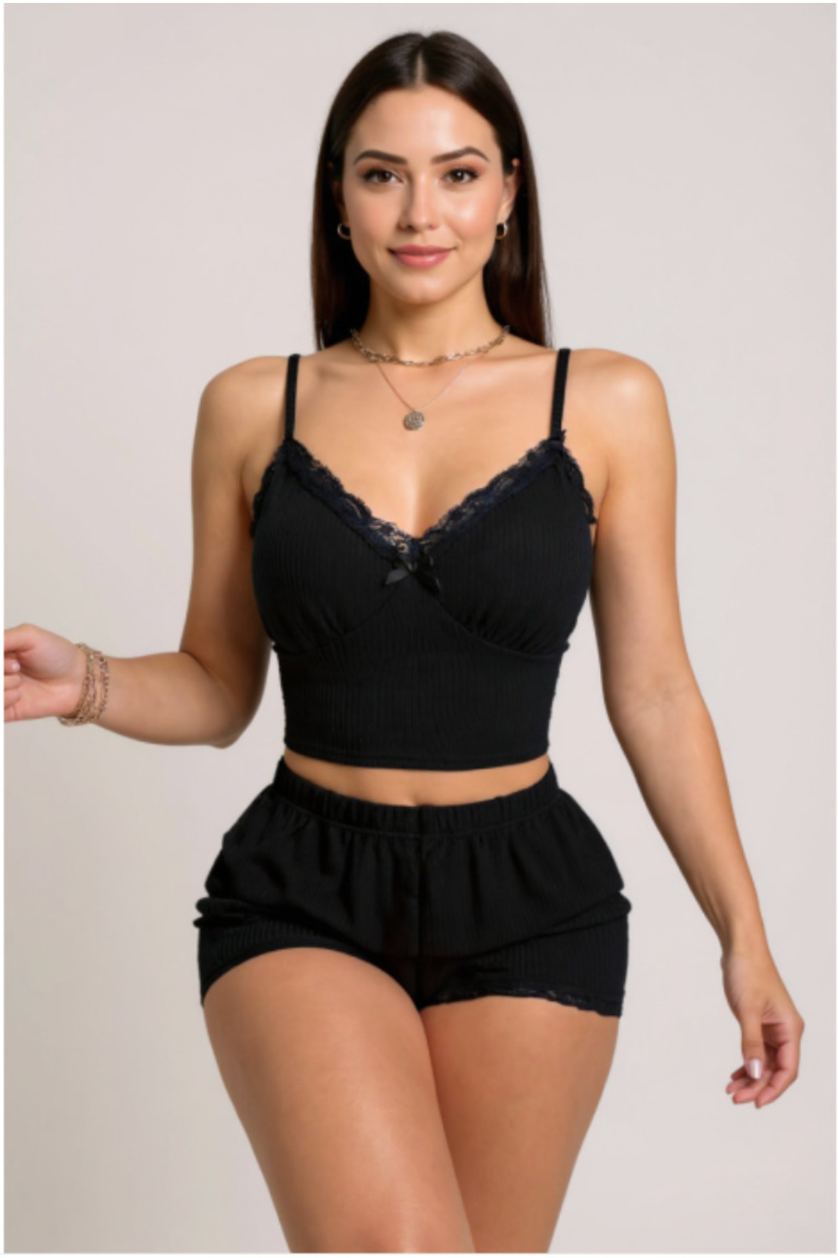 Vielove Kadın Siyah Dantel Detaylı Fiyonklu Şortlu Gecelik Takımı – 2’li Şık ve Seksi Ev Giyim Seti