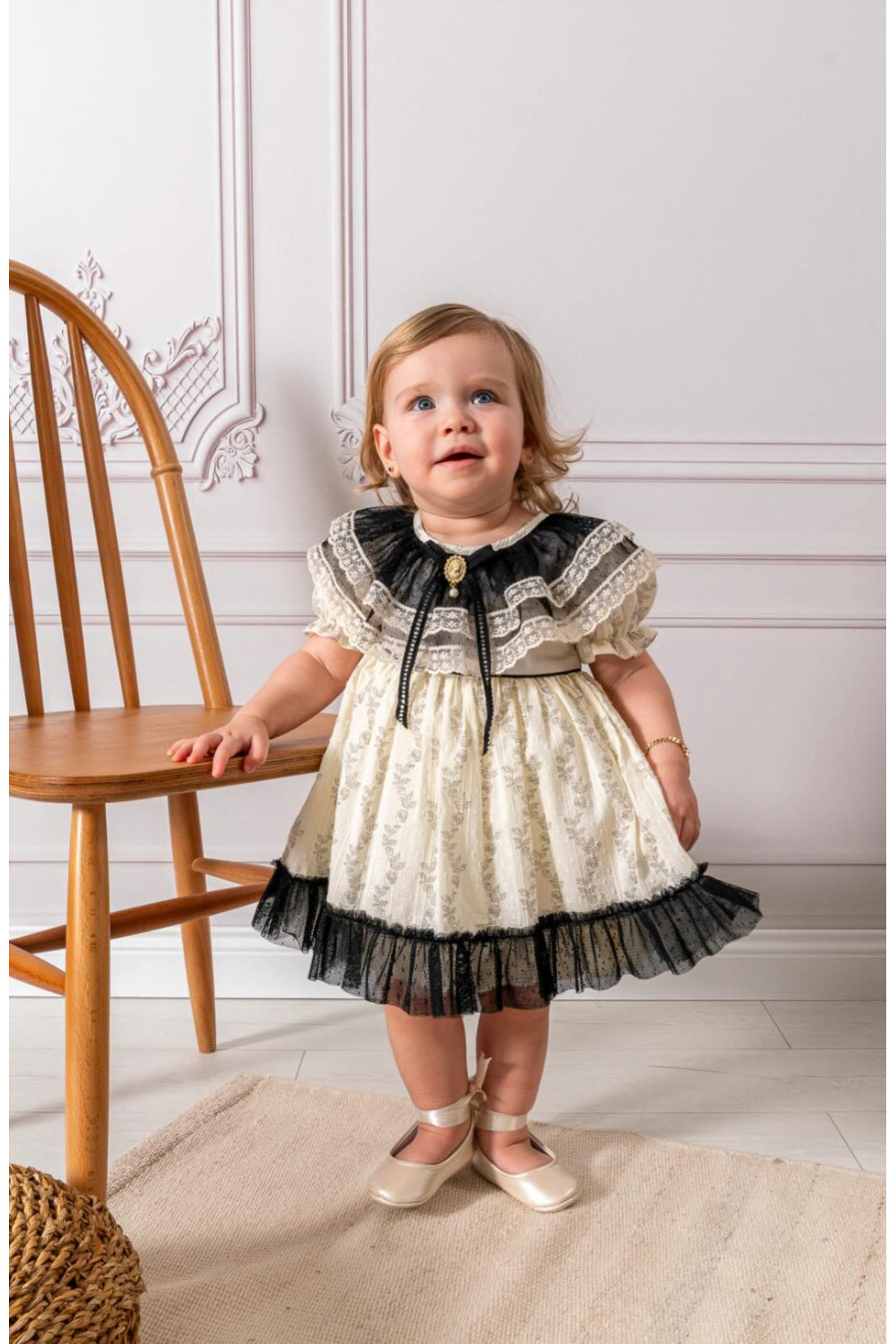 Momercy Kız Bebek Vintage Broş Detaylı Fırfırlı Yaka Elbise fotoğrafı 3 (önizleme)