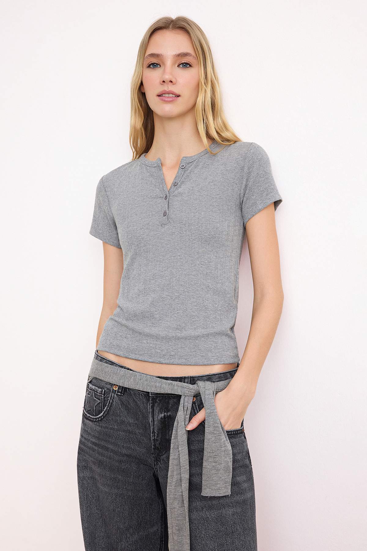 Trendyolmilla Gri Melanj Fitted/Vücuda Oturan Kısa Kollu Raporlu Örme Bluz TWOSS26BZ00262