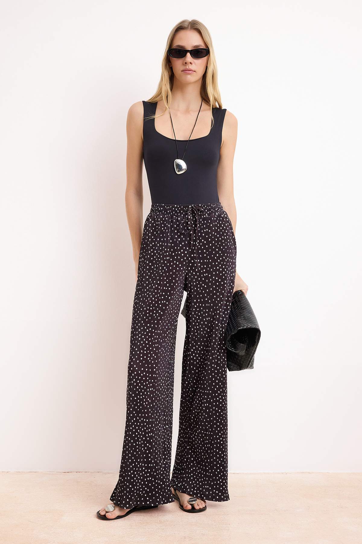 Trendyolmilla  Siyah Puantiyeli Wide Leg/Geniş Paça Lastikli Pilise Örme Pantolon TWOSS26PL00122