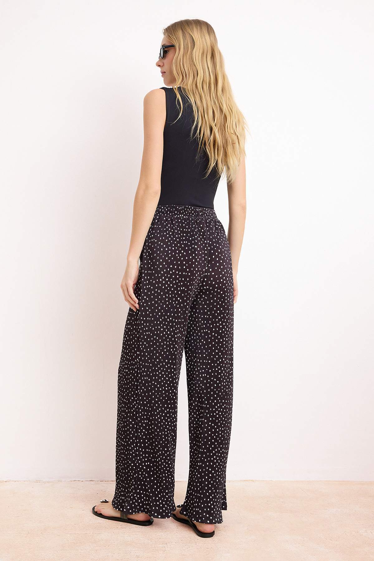 Trendyolmilla  Siyah Puantiyeli Wide Leg/Geniş Paça Lastikli Pilise Örme Pantolon TWOSS26PL00122 - Görsel 4