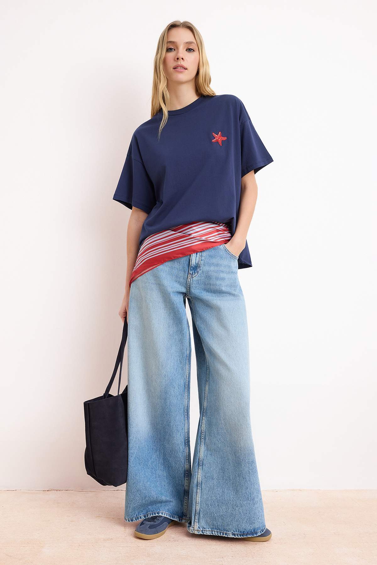 Trendyolmilla  Lacivert %100 Pamuk Nakışlı Oversize/Geniş Kalıp Bisiklet Yaka Örme T-Shirt TWOSS24TS00102 - Görsel 2