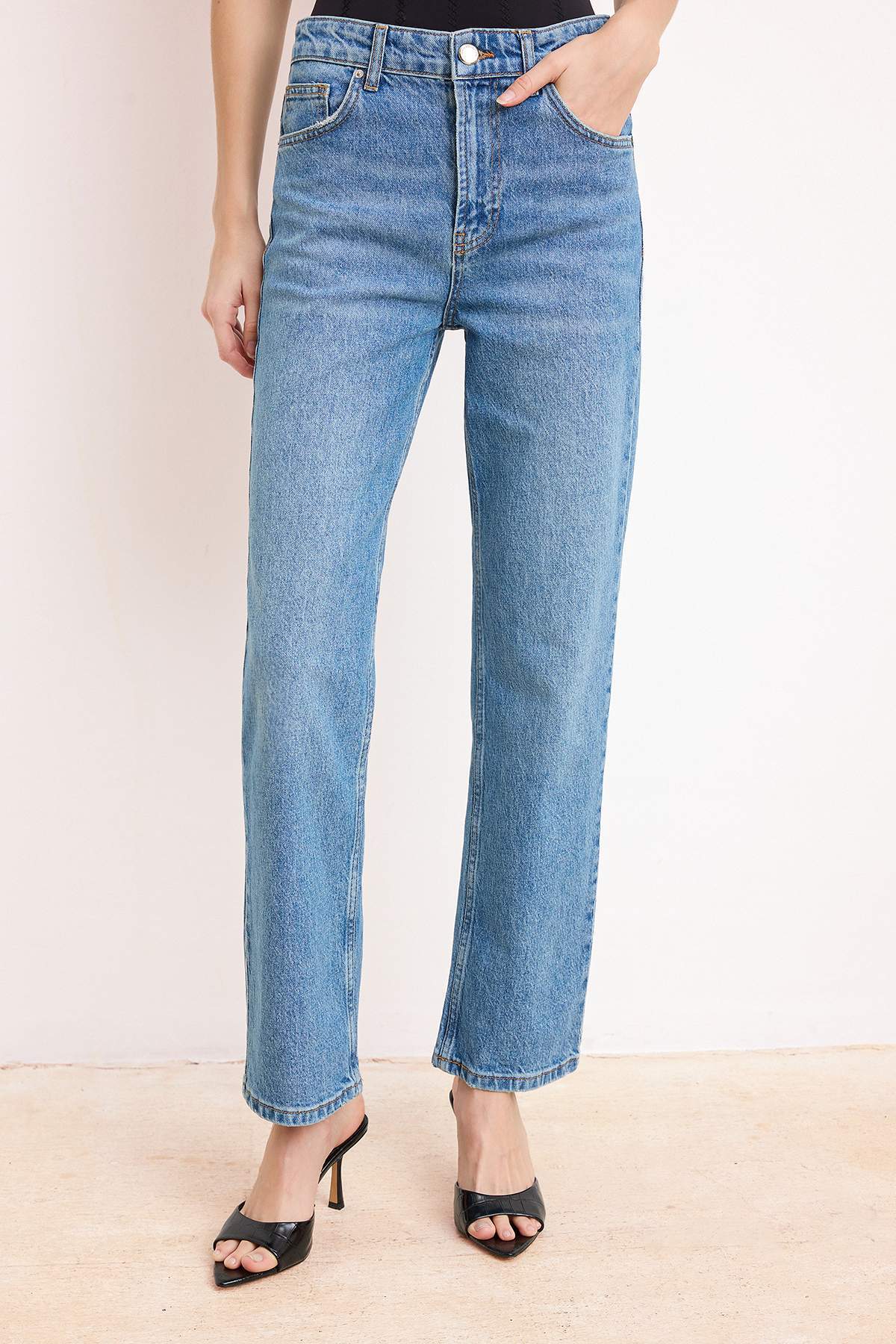 Trendyolmilla  Mavi Yüksek Bel Az Esnek Straight Düz Kesim Jeans TWOSS26JE00099 - Görsel 3