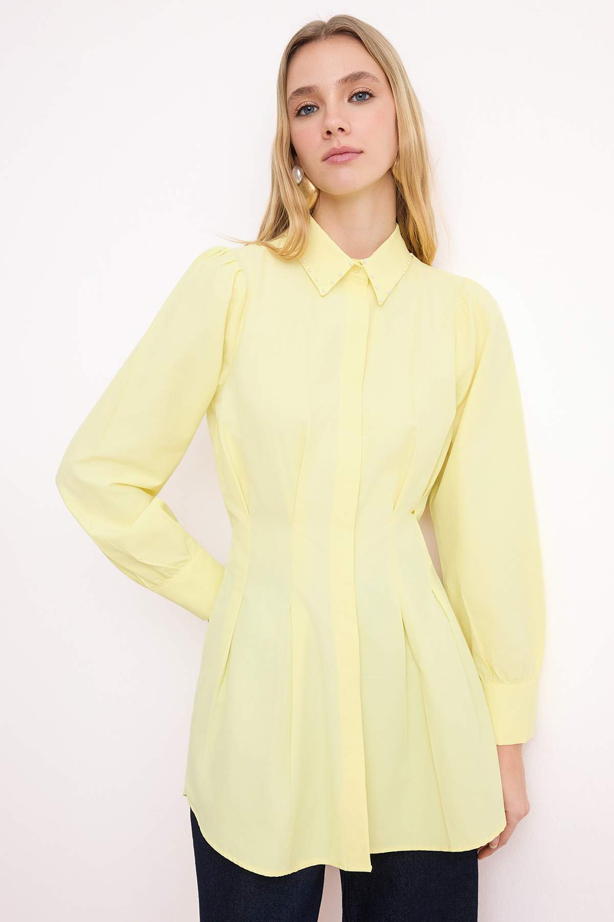 Trendyolmilla Modest Açık Sarı İncili Fitted Terrycotton Düz Dokuma Tesettür Gömlek TCTAW24TG00027