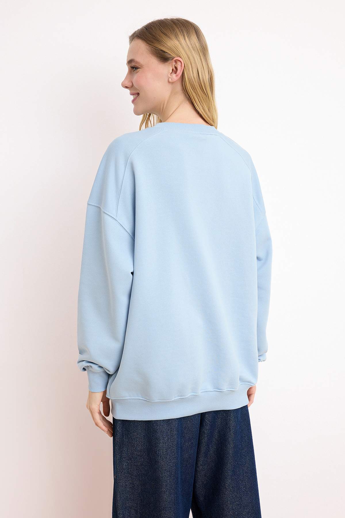 Trendyolmilla  Açık/Bebe Mavi Regular/Normal Kalıp Uzun Kollu 3 İplik Şardonsuz Örme Sweatshirt TWOSS26SW00010 - Görsel 4