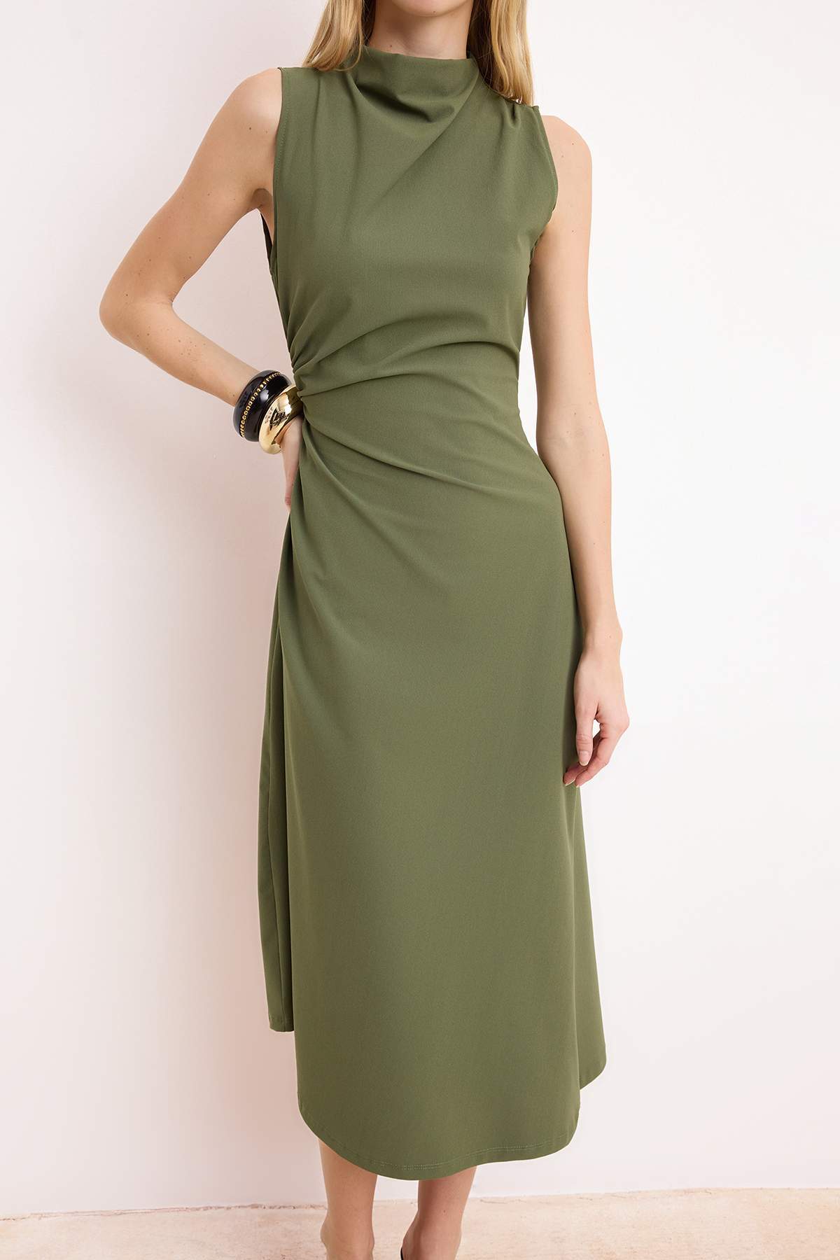 Trendyolmilla  Haki A-Kesim/Çan Form Asimetrik Kolsuz Büzgülü Midi Paper Touch Örme Elbise TWOSS26EL00156 - Görsel 3