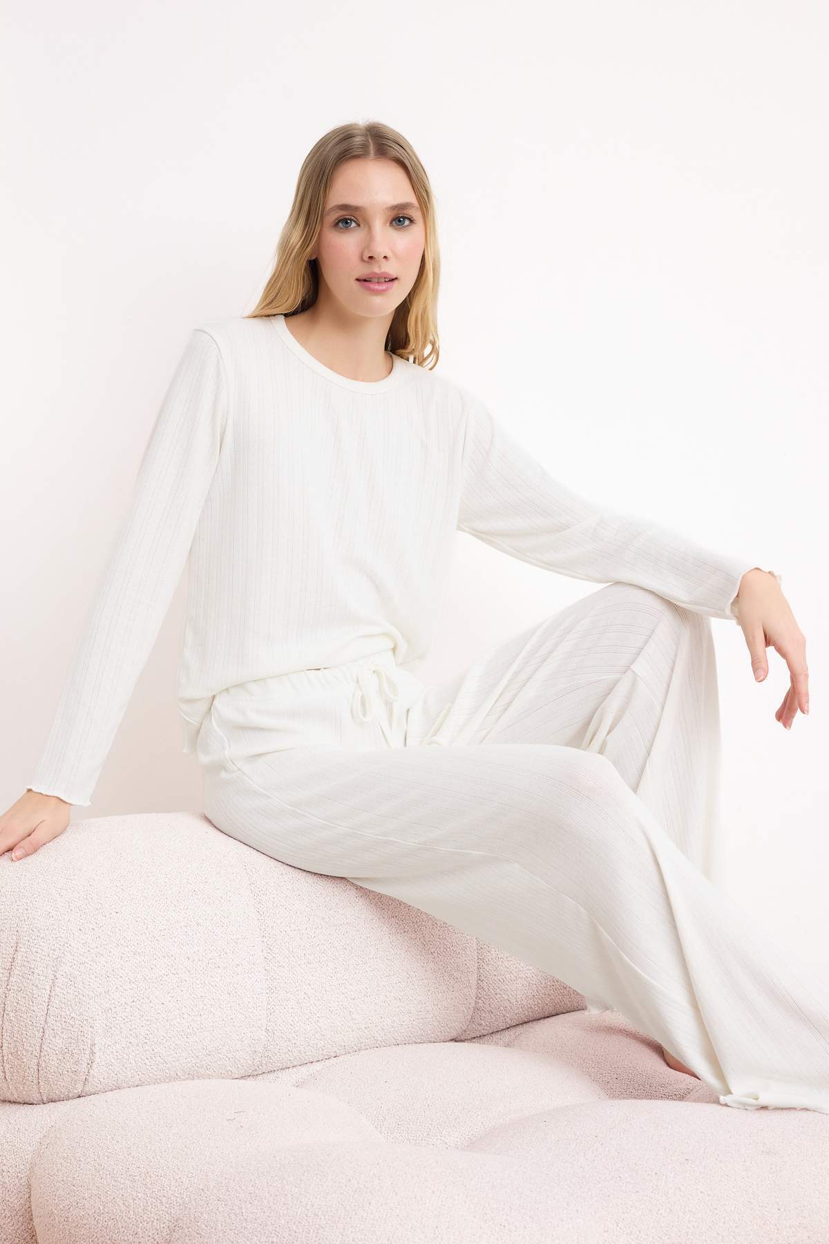 Trendyolmilla  Beyaz Baby Overloklu Yumuşak Tuşe Kışlık Fitilli/Pointel Örme Pijama Takımı THMSS26PT00166 - Görsel 3