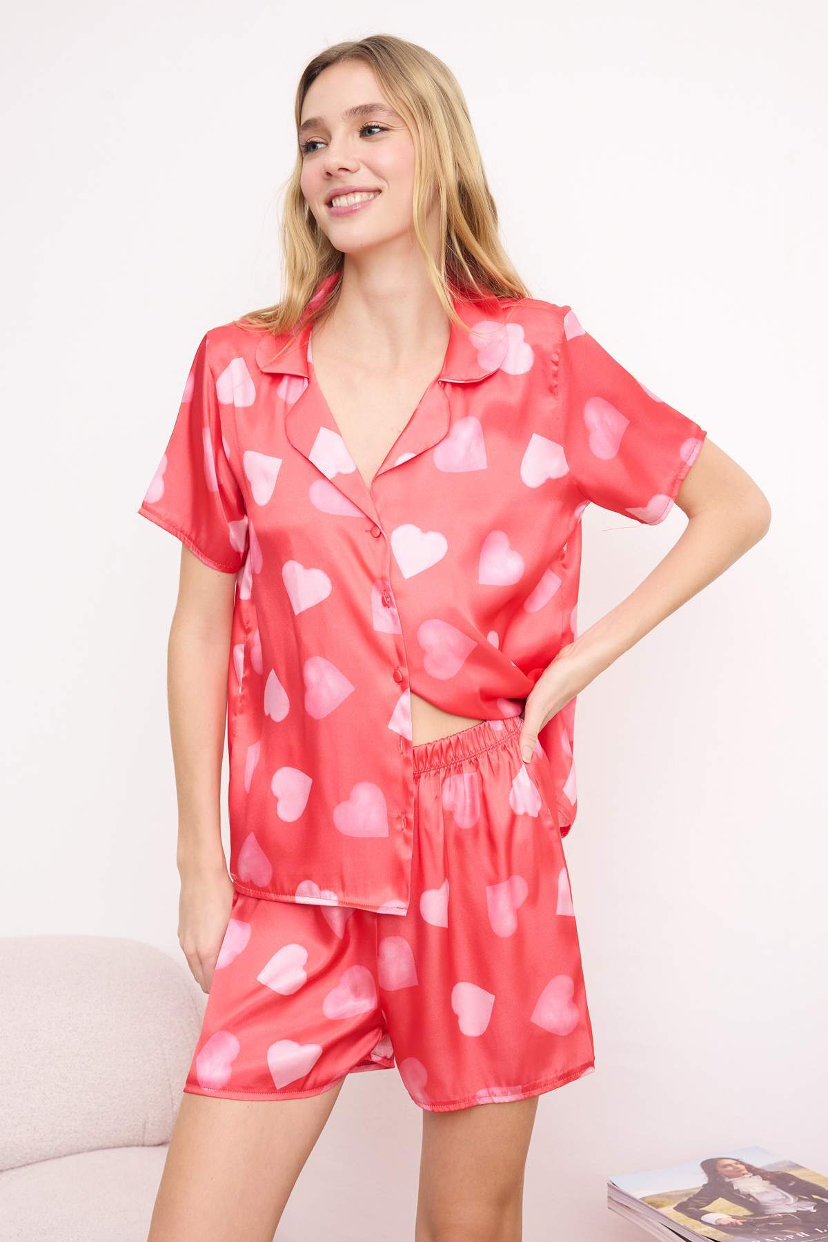 Trendyolmilla Pembe-Çok Renkli Kalpli Saten Dokuma Pijama Takımı THMSS24PT00118