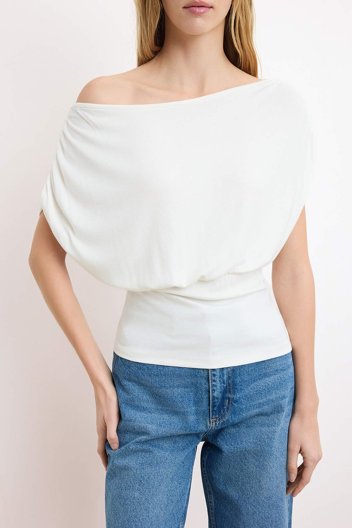 Trendyolmilla  Ekru Fitted/Vücuda Oturan Asimetrik Yaka Kısa Kollu Yumuşak Örme Bluz TWOSS26BZ00462 - Görsel 2