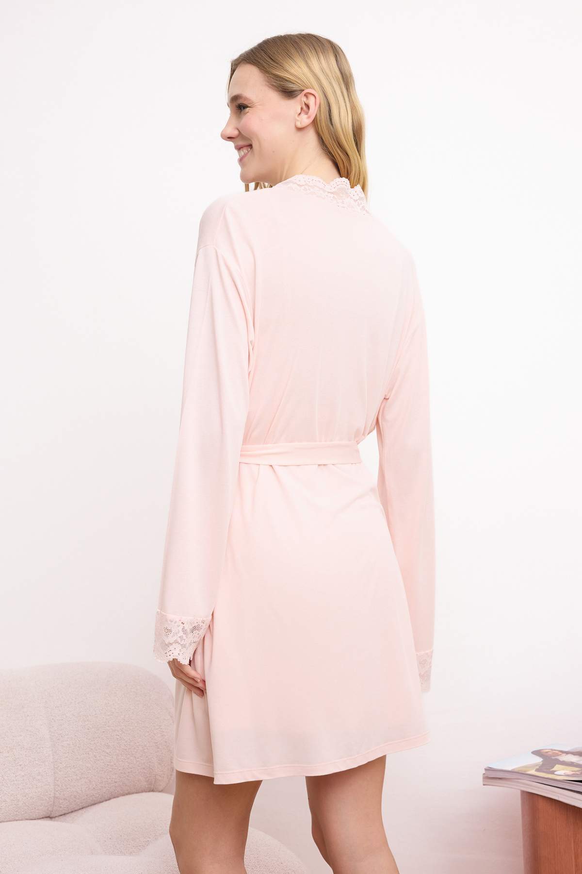 Trendyolmilla  Pudra 4'lü Dantel Detaylı Sabahlık + Gecelik + Bralet + Şort Örme Pijama Takımı THMSS26PT00093 - Görsel 9