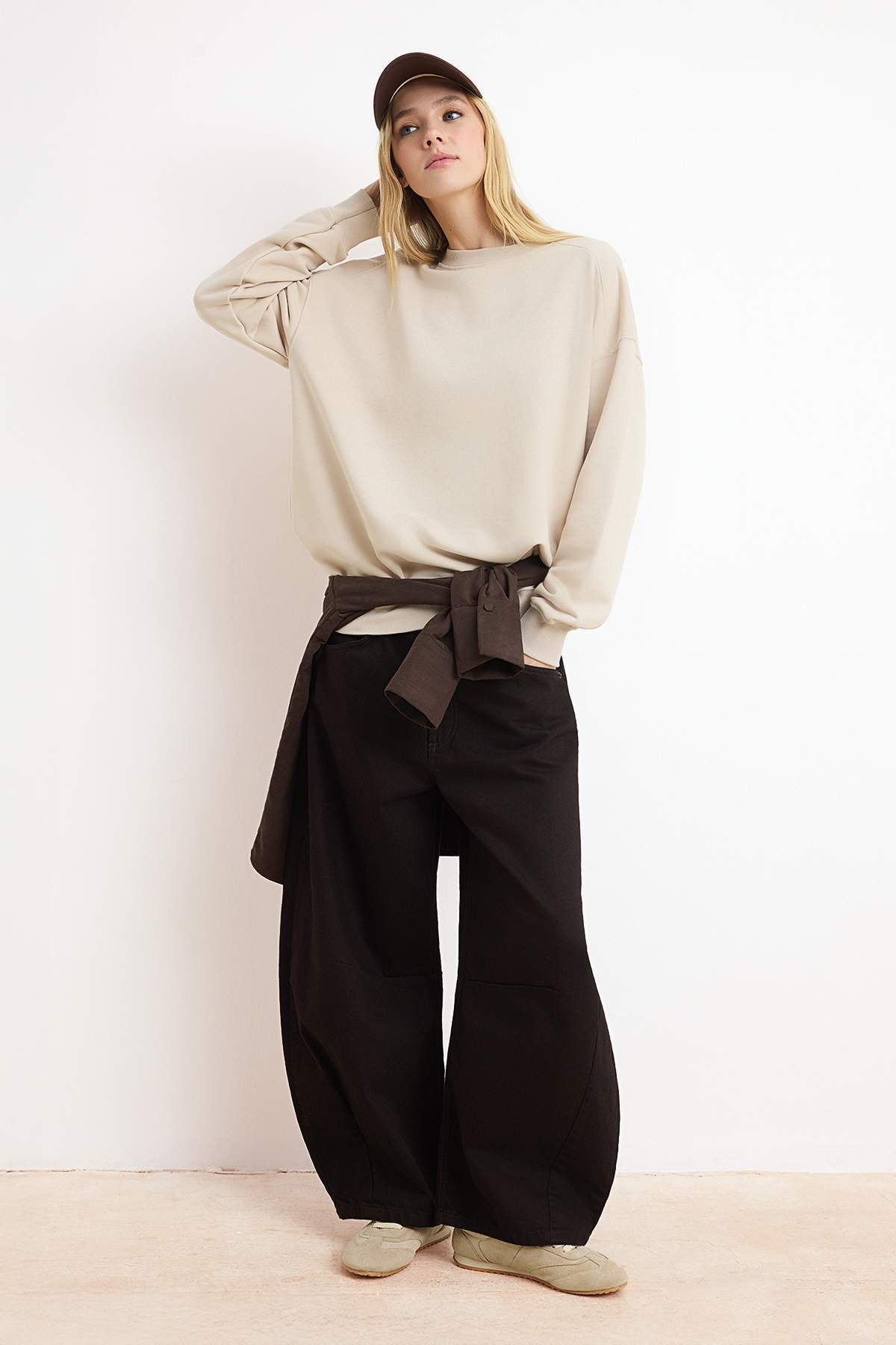 Trendyolmilla  Taş Regular/Normal Kalıp Düşük Kol Uzun Kollu 3 İplik Şardonsuz Örme Sweatshirt TWOSS26SW00010 - Görsel 2