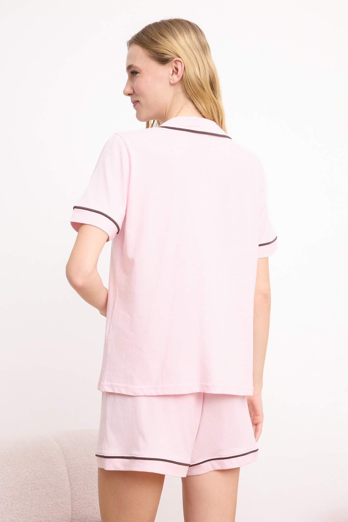 Trendyolmilla  Pembe %100 Pamuklu Biyeli Köpek ve Slogan Nakışlı Şortlu Örme Pijama Takımı THMSS25PT00371 - Görsel 4