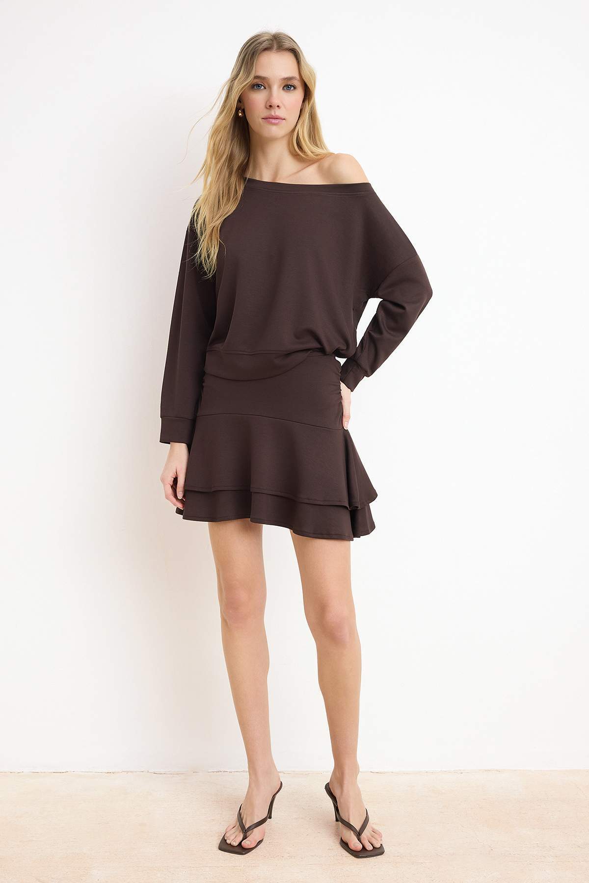 Trendyolmilla  Kahverengi Oversize Volanlı/Fırfırlı Kısa / Mini İnterlok Örme Alt-Üst Takım TWOSS26AU00041