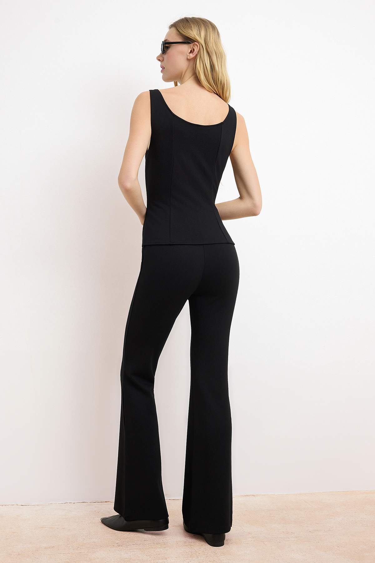 Trendyolmilla  Siyah Fitted/Vücuda Oturan Kalın Askılı Kolsuz İnterlok Örme Alt-Üst Takım TWOSS26AU00088 - Görsel 4