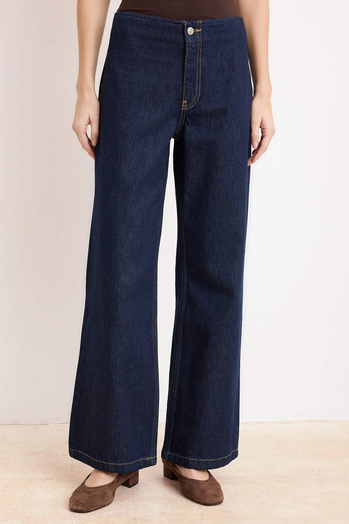 Trendyolmilla  Koyu Mavi DÖKÜMLÜ Kemer Detaylı Normal Bel %100 Pamuk Wide Leg Jeans TWOSS26JE00020 - Görsel 3