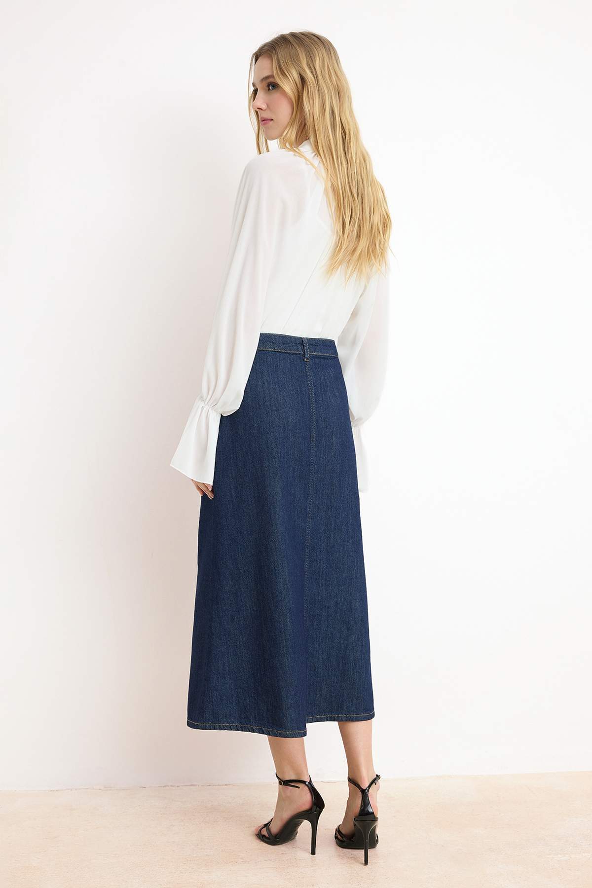 Trendyolmilla  Koyu Mavi DÖKÜMLÜ Düğme Detaylı Midi %100 Pamuk Denim Etek TWOSS26ET00004 - Görsel 4