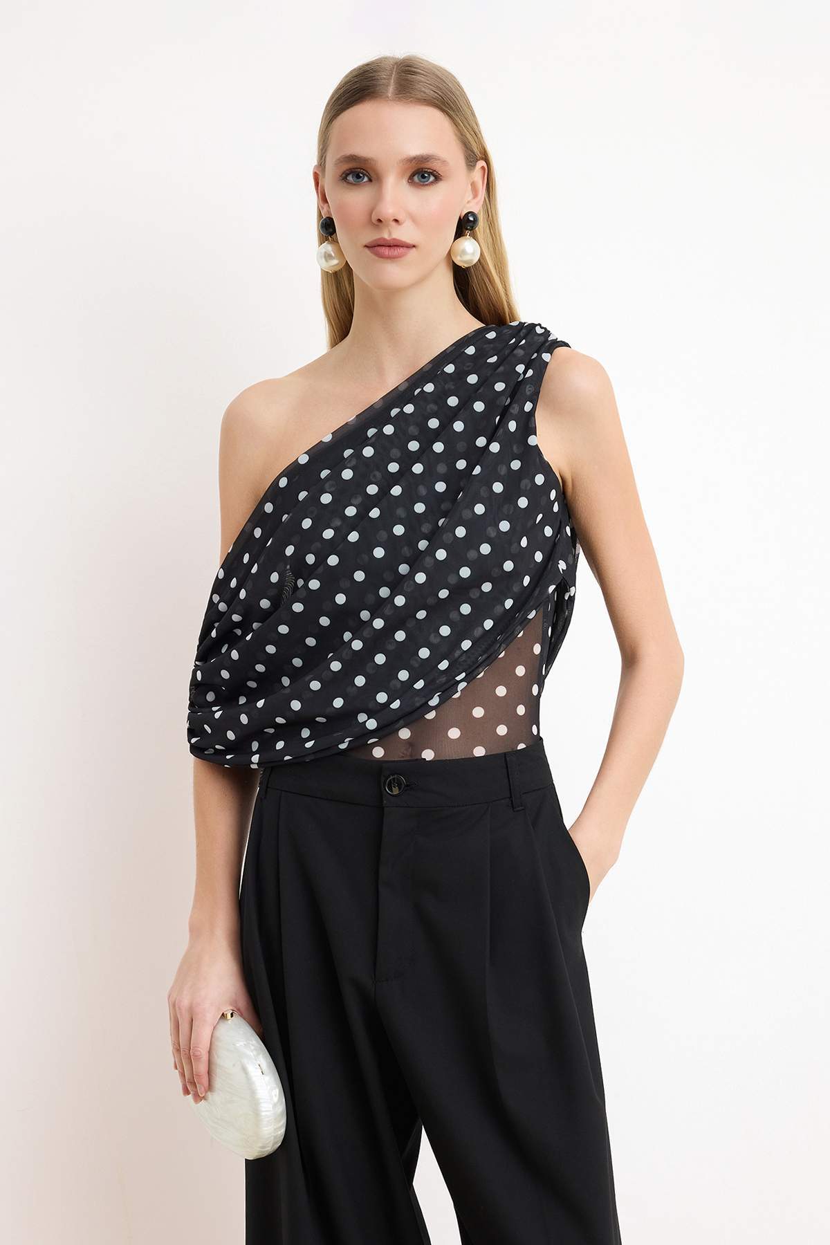 Trendyolmilla Siyah-Beyaz Asimetrik Yaka Puantiyeli Party Bluz TPRSS26BZ00027