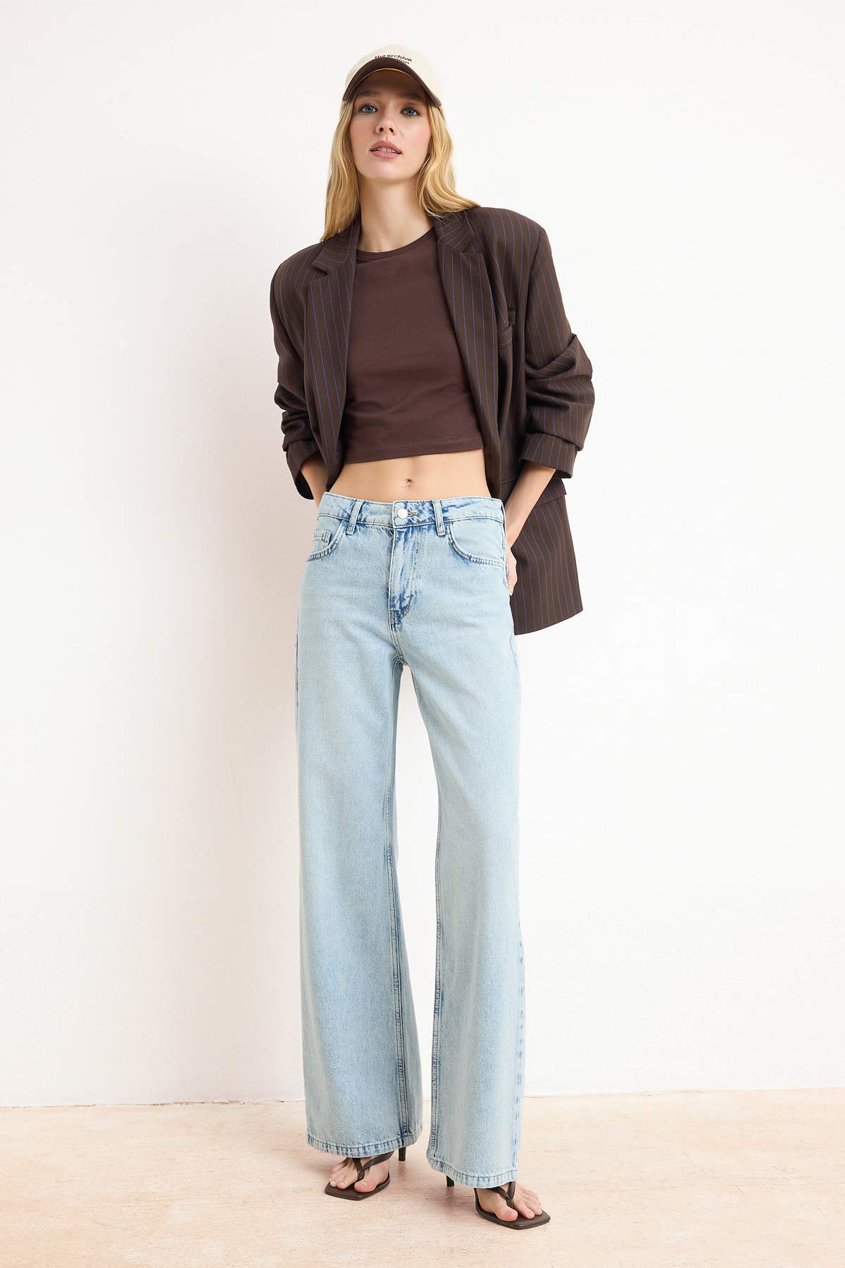 Trendyolmilla  Premium Mavi Özel Kumaş Normal Bel Uzun Boy %100 Pamuk LOOSE Wide Leg Jeans TWOSS26JE00132 - Görsel 7