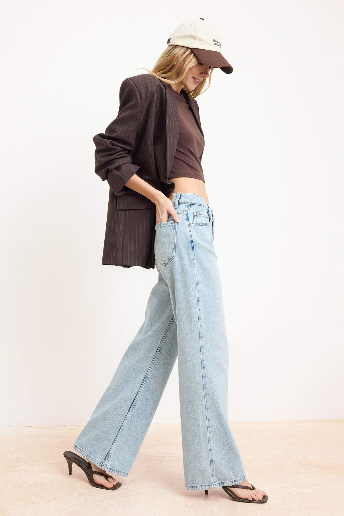 Trendyolmilla  Premium Mavi Özel Kumaş Normal Bel Uzun Boy %100 Pamuk LOOSE Wide Leg Jeans TWOSS26JE00132 - Görsel 8