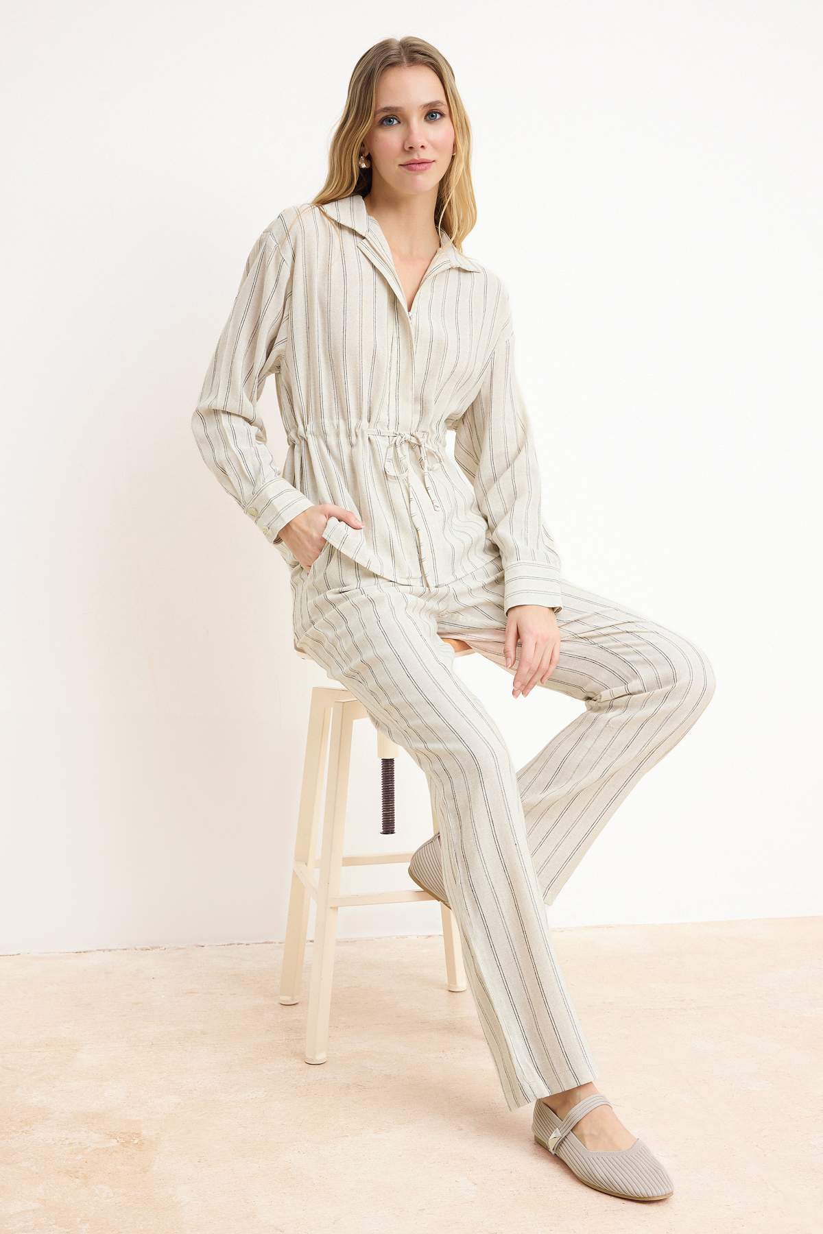 Trendyolmilla  Taş Çizgili Keten Görünümlü Gömlek Pantolon Alt - Üst Takım TWOSS26AU00067 - Görsel 2