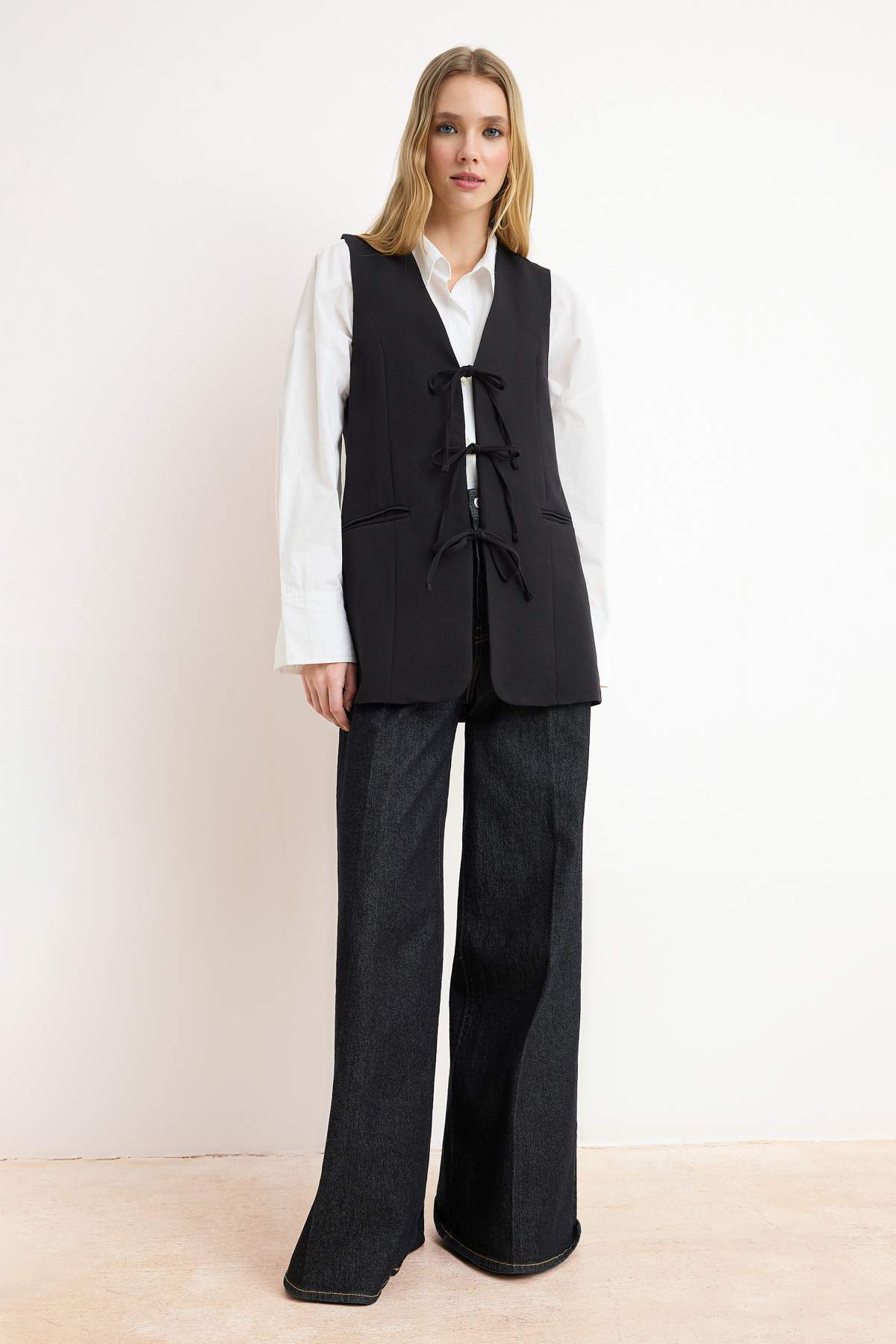 Trendyol Modest Černá tkaná vesta se zapínáním na přední kravatu TCTSS24YL00003