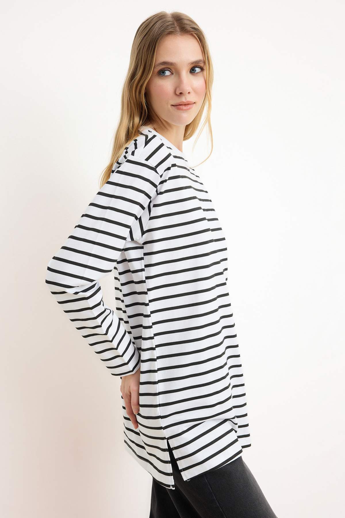 Trendyol Modest Dzianinowa tunika w czarne paski TCTAW22UK0240