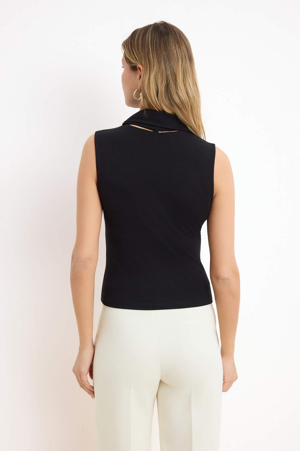 Trendyolmilla  Siyah Fitted/Vücuda Oturan Kolsuz Bağlama Detaylı Crop/Kısa Pamuklu Esnek Örme Bluz TWOSS26BZ00110 - Görsel 3