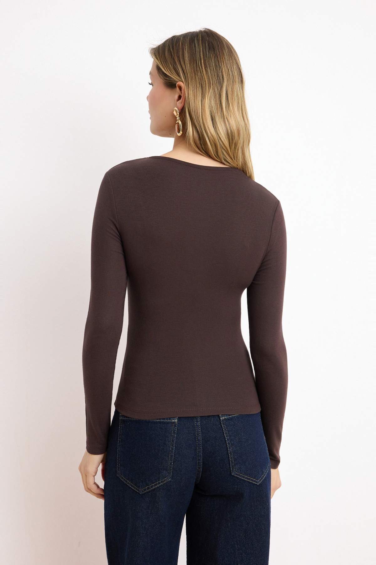 Trendyolmilla  Kahverengi Regular/Normal Kalıp V Yaka Kısa Kollu Yumuşak Örme Bluz TWOSS26BZ00641 - Görsel 4