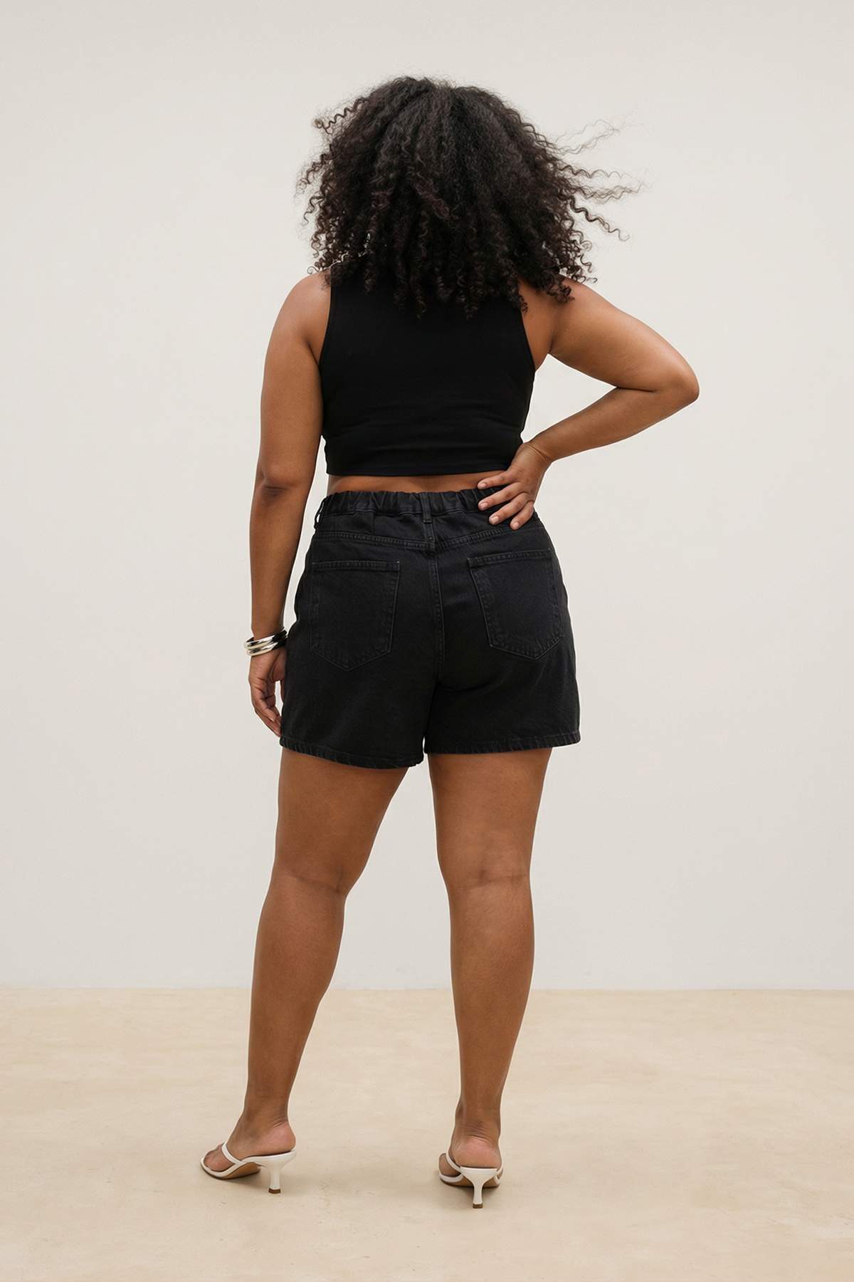 Trendyolmilla  Siyah Lastikli Yüksek Bel Mini %100 Pamuk Non-Stretch Büyük Beden Denim Şort TBBSS26AP00010 - Görsel 2