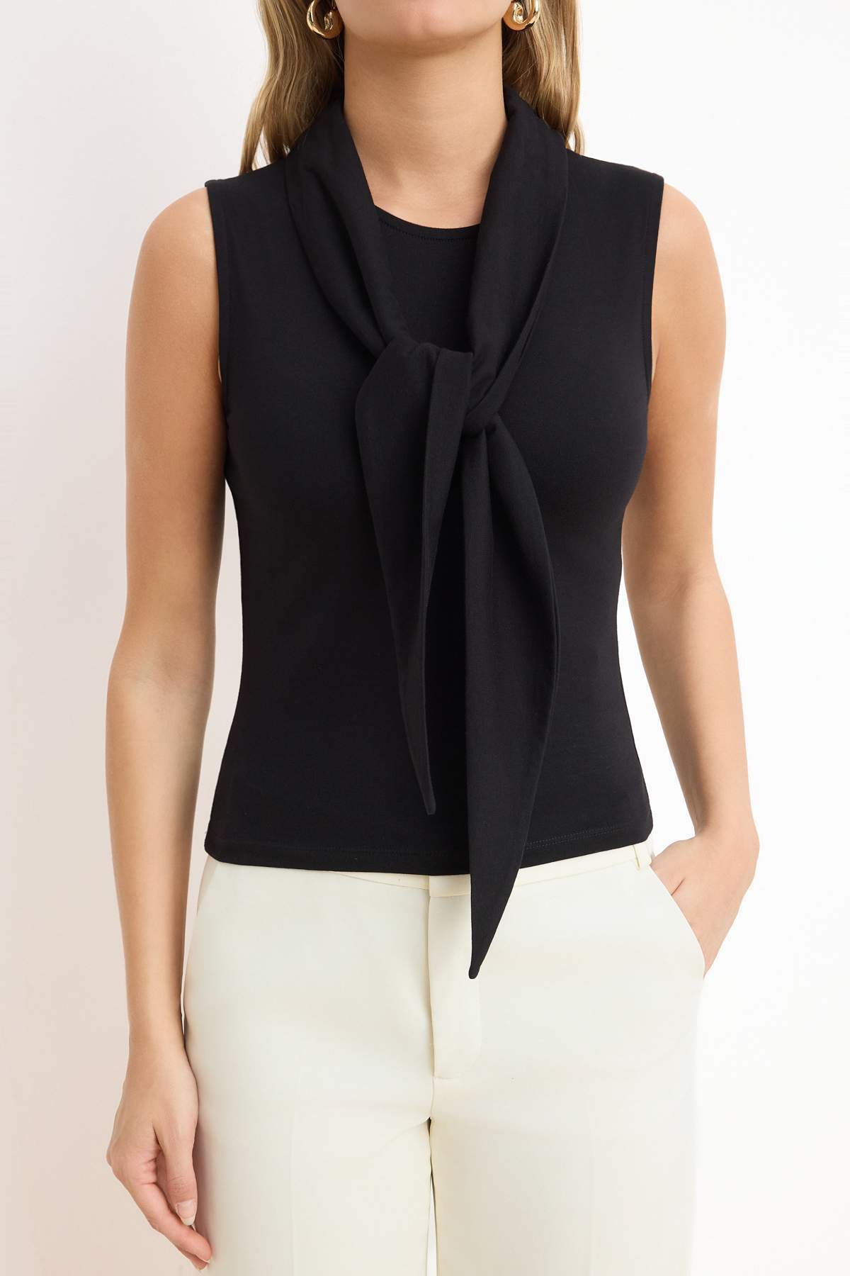 Trendyolmilla  Siyah Fitted/Vücuda Oturan Kolsuz Bağlama Detaylı Crop/Kısa Pamuklu Esnek Örme Bluz TWOSS26BZ00110 - Görsel 4