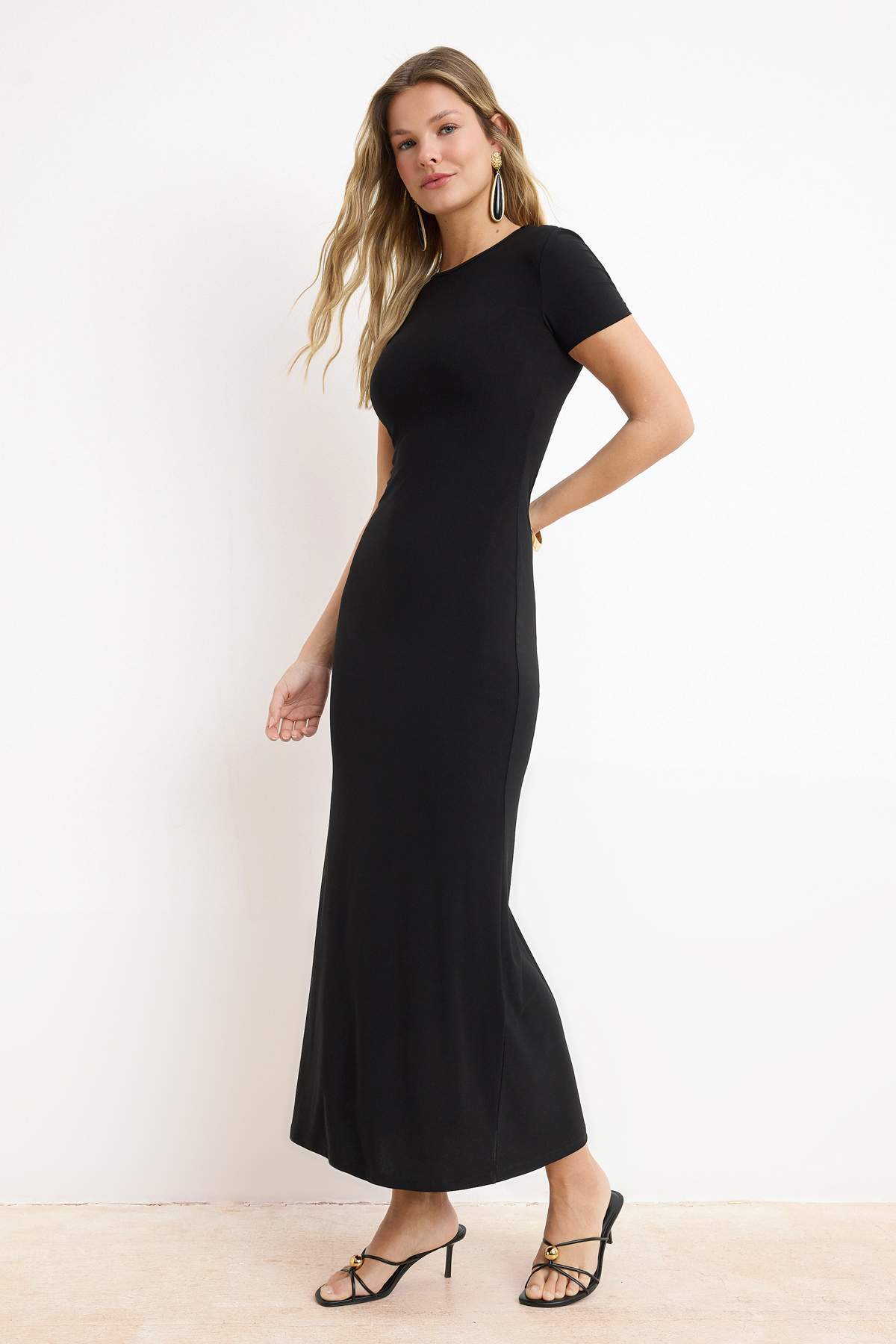 Trendyolmilla  Siyah Kısa Kol Bodycone/Vücuda Oturan Bisiklet Yaka Esnek Örme Maxi Kalem Elbise TWOSS24EL00097 - Görsel 2