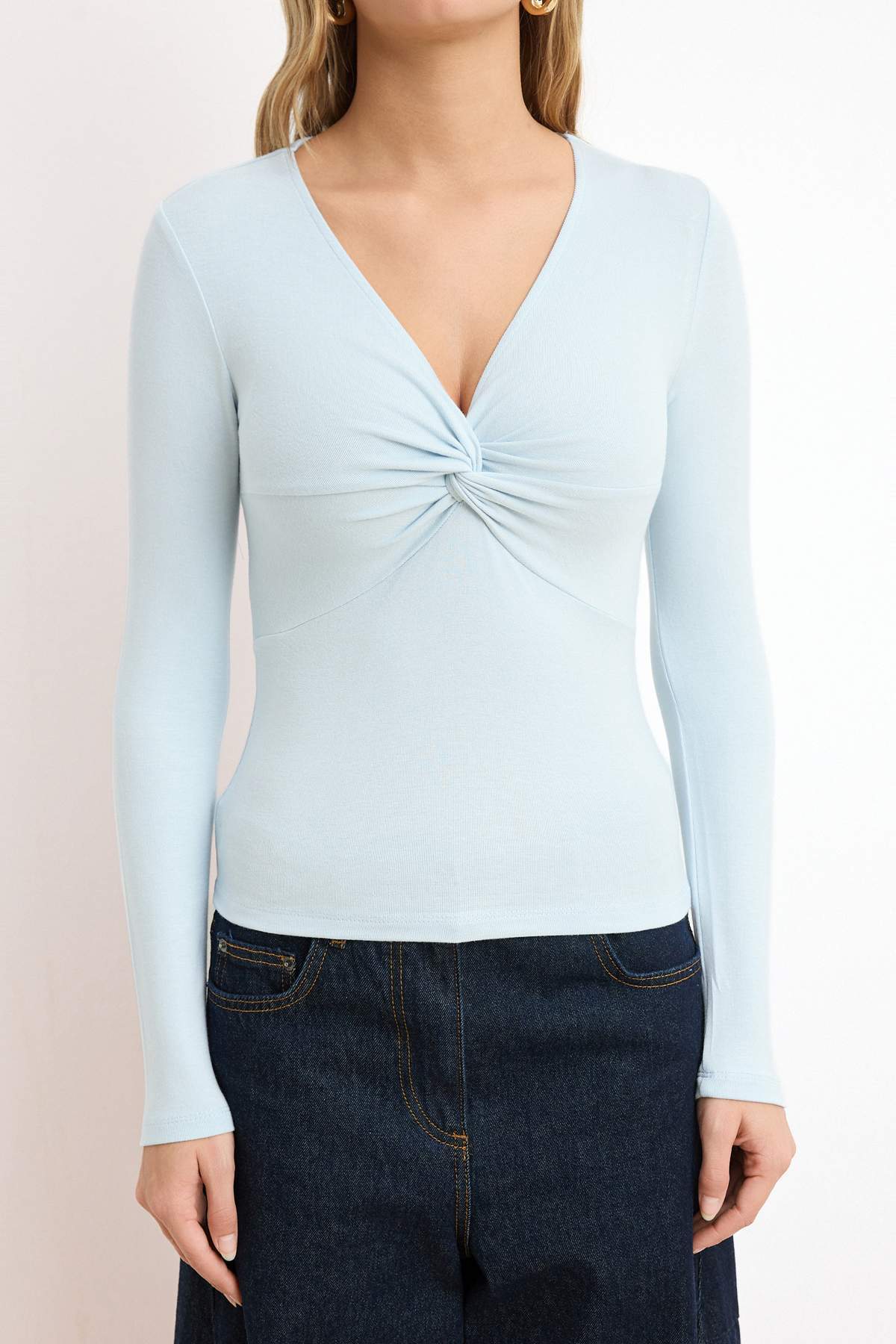 Trendyolmilla  Açık/Bebe Mavi Regular/Normal Kalıp V Yaka Kısa Kollu Yumuşak Örme Bluz TWOSS26BZ00641 - Görsel 3