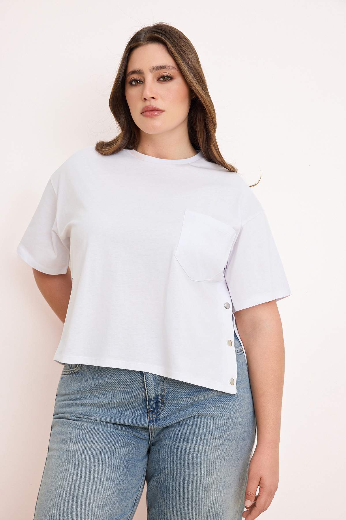 Trendyolmilla Curve Beyaz Bisiklet Yaka Çıtçıt Detaylı Örme Büyük Beden Oversize Crop Boy T-shirt TBBSS26BF00002