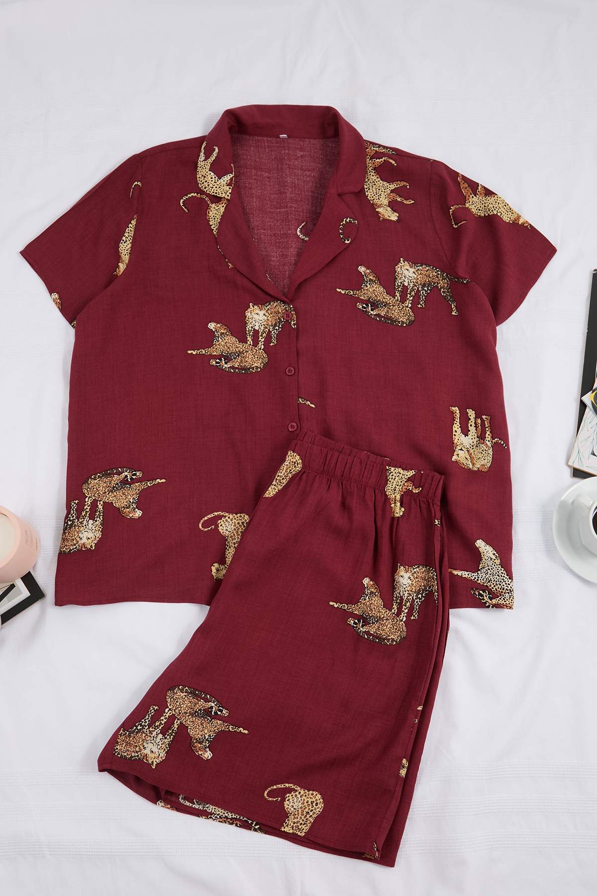 Trendyolmilla Curve Bordo Desenli Gömlek Yaka Dokuma Pijama Takımı TBBSS24AI00072