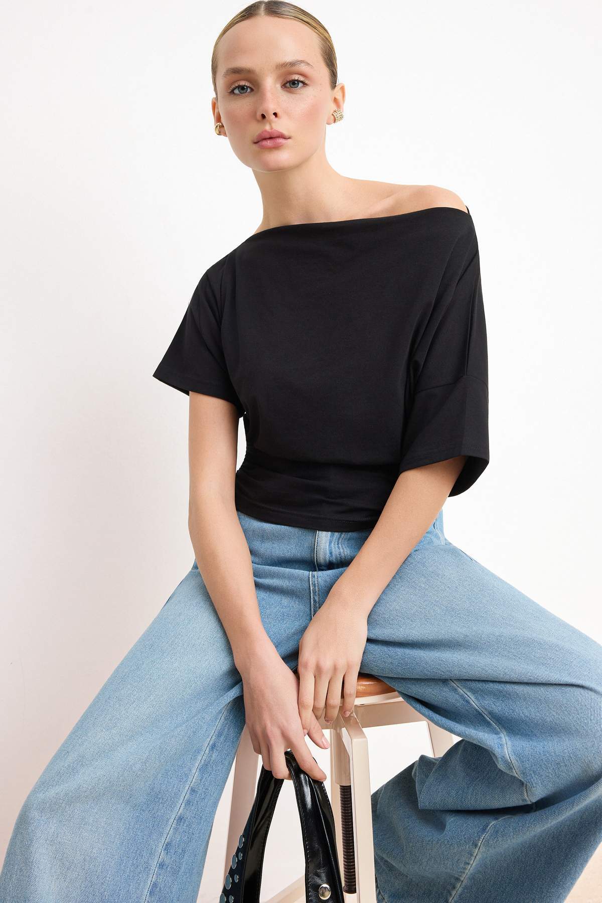 Trendyolmilla  Siyah Fitted/Vücuda Oturan Asimetrik Yaka Büzgülü Crop/Kısa Pamuklu Esnek Örme Bluz TWOSS26BZ00337 - Görsel 2