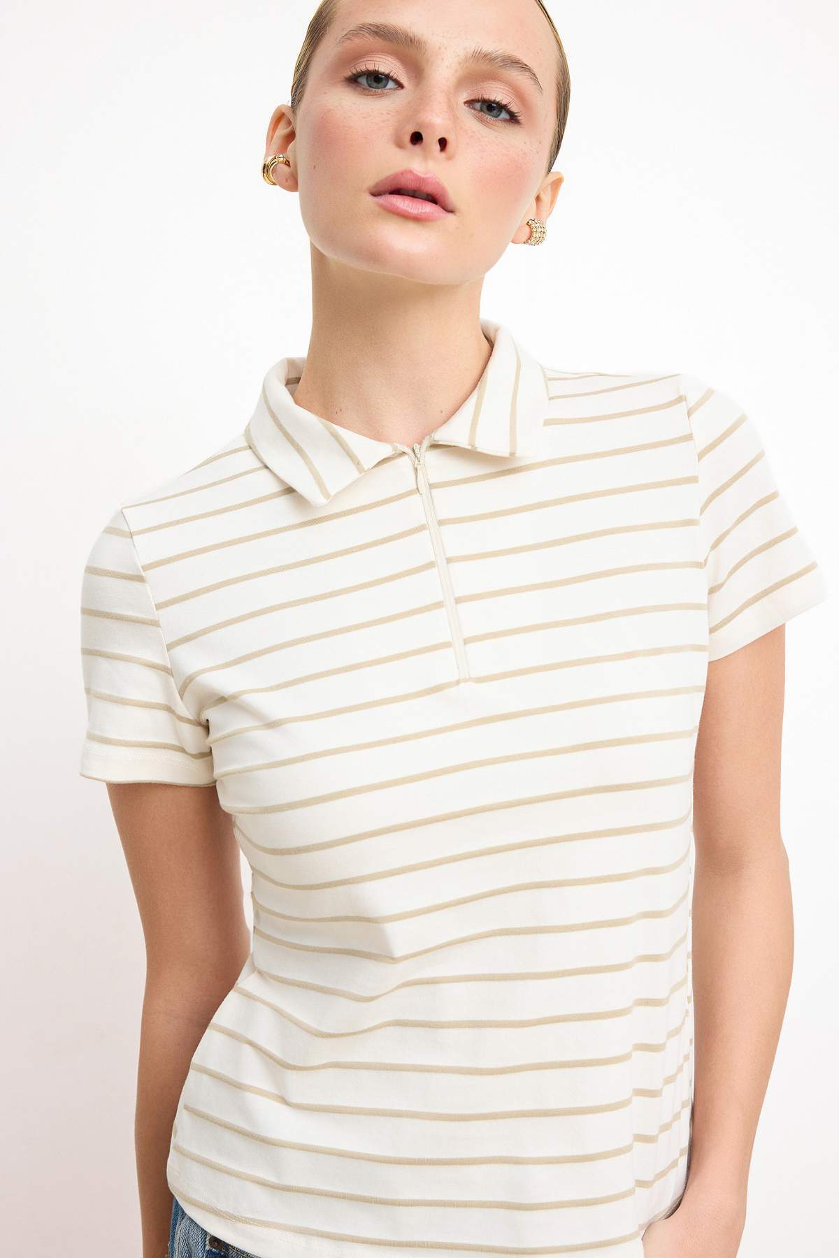 Trendyolmilla Ekru Çizgili Normal Kalıp Polo Yaka Fermuarlı Crop Yumuşak Örme Bluz TWOSS26TS00025