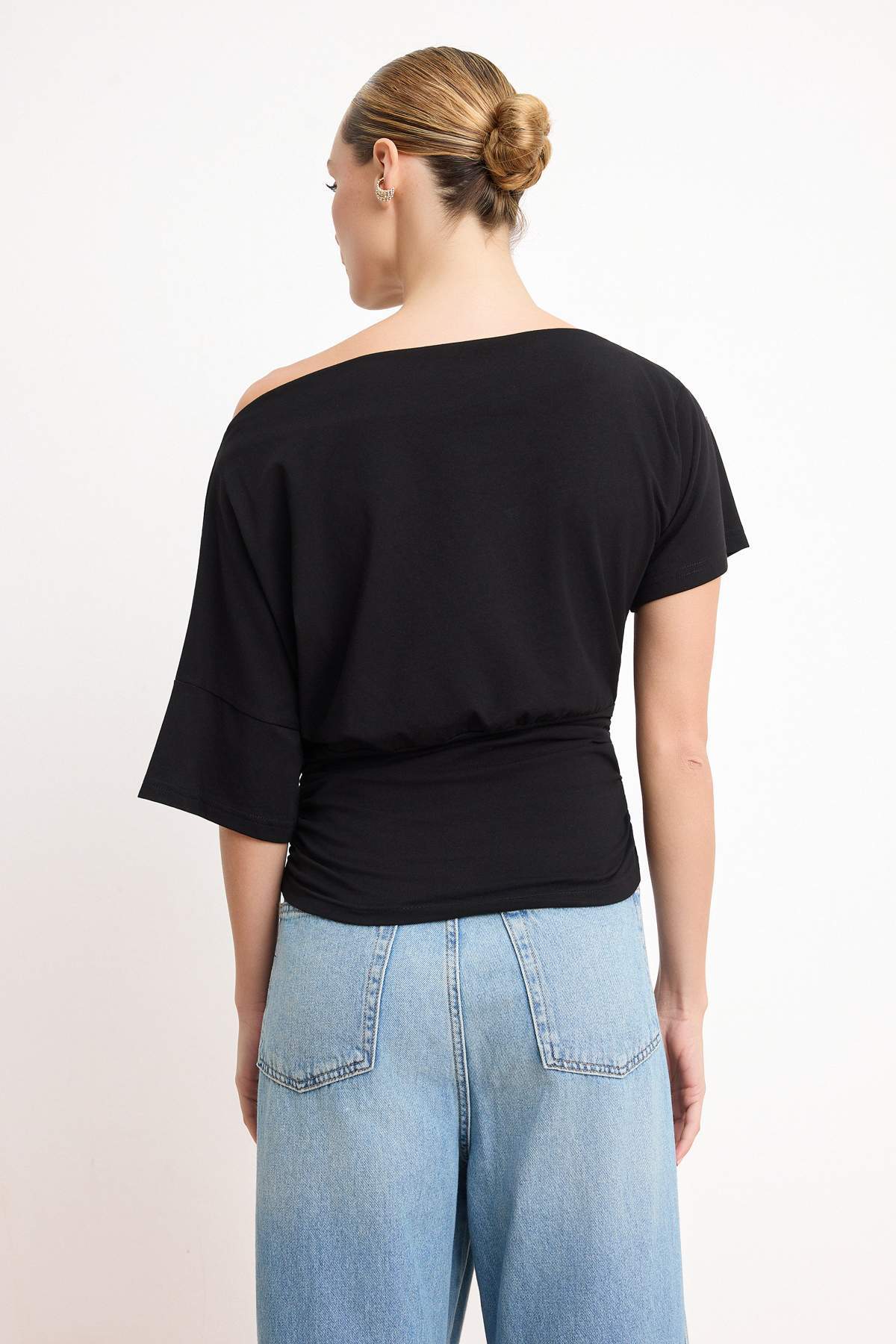 Trendyolmilla  Siyah Fitted/Vücuda Oturan Asimetrik Yaka Büzgülü Crop/Kısa Pamuklu Esnek Örme Bluz TWOSS26BZ00337 - Görsel 4