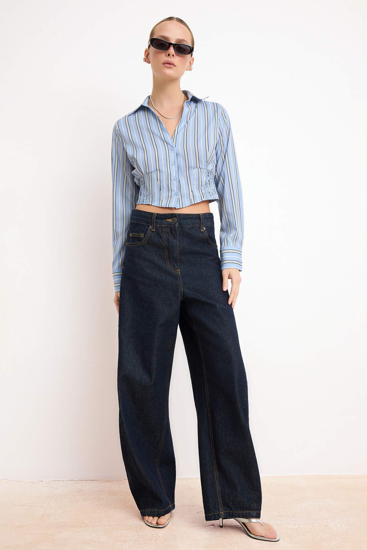 Trendyolmilla  Mavi-Çok Renkli Çizgili Bedene Oturan Gipe Detaylı Crop Gömlek TWOSS26GO00108 - Görsel 2