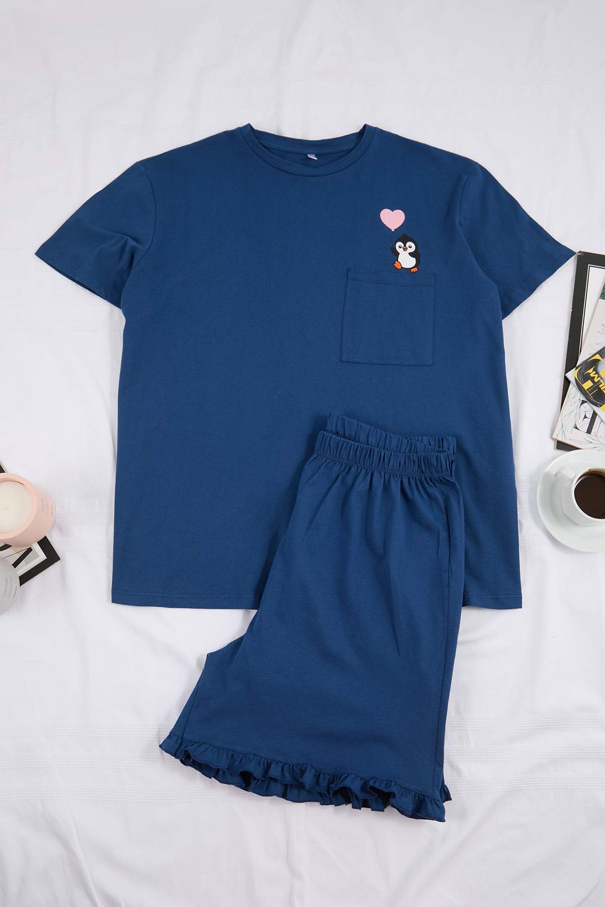 Trendyol Curve Marineblaues, mit Pinguinen bedrucktes Strick-Pyjama-Set TBBSS...