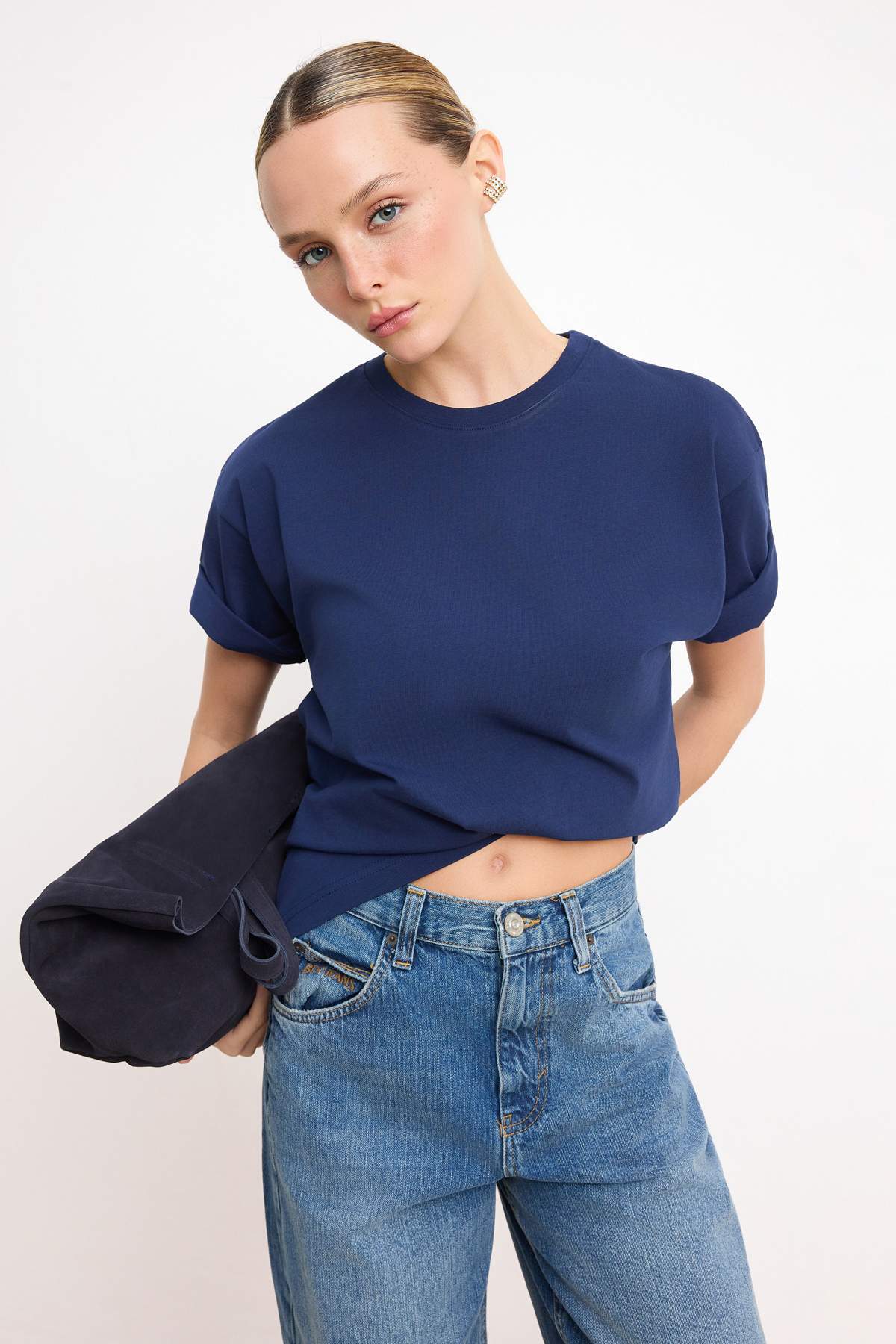 Trendyolmilla Lacivert %100 Kalın Pamuklu Oversize/Geniş Kalıp Bisiklet Yaka Örme T-Shirt TWOSS23TS00040